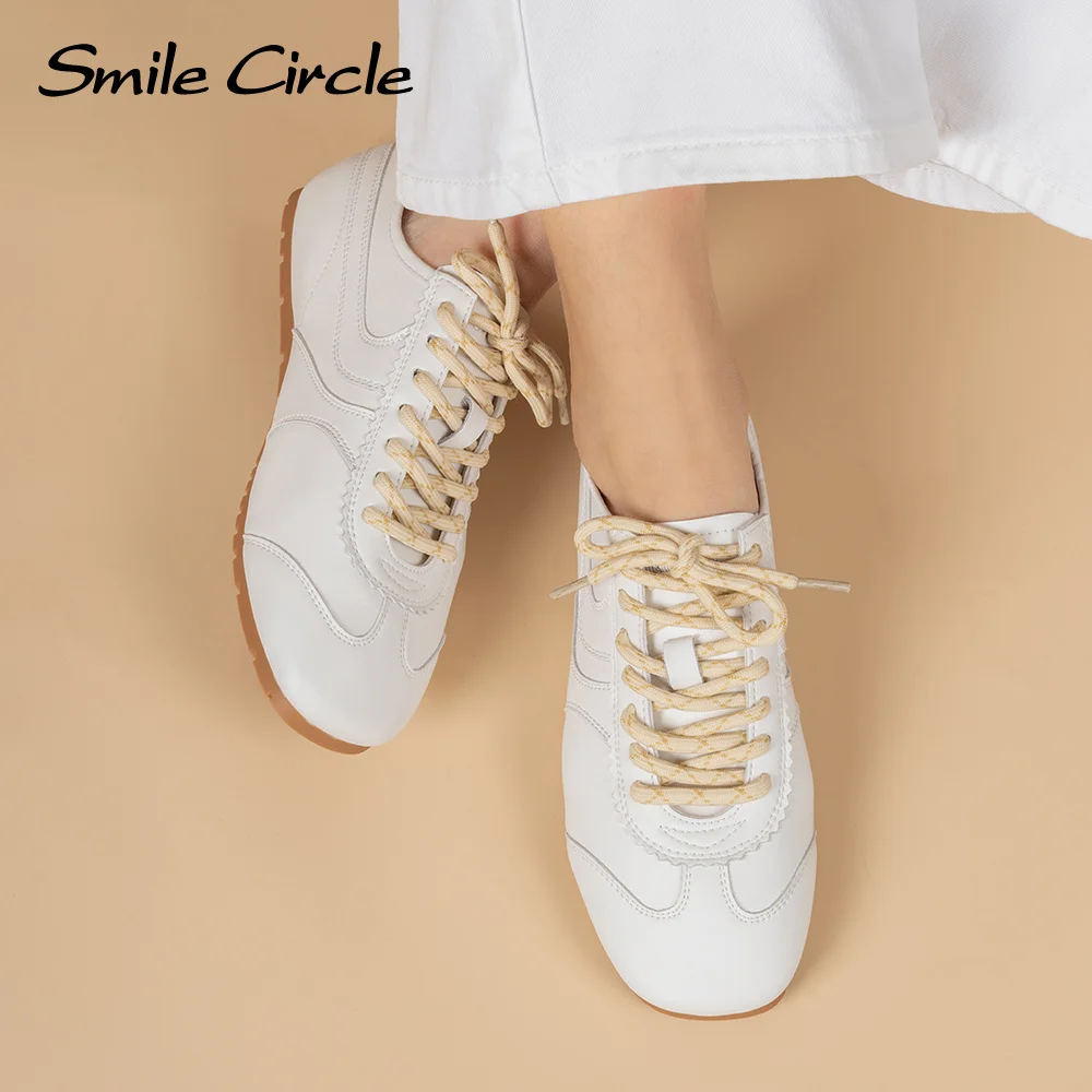 Smile Circle รองเท้าผ้าใบผู้หญิงหนังนิ่มหนังรอบนิ้วเท้ารองเท้าแบนแฟชั่นรองเท้าผ้าใบลําลอง