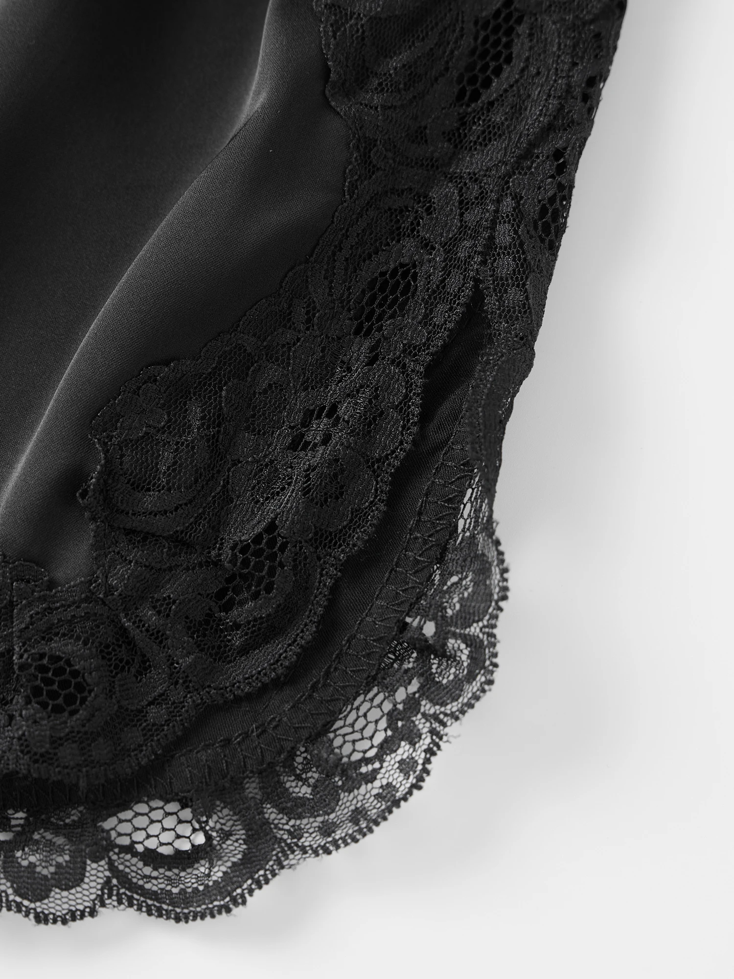 Elegante pigiama da donna con bordi in pizzo e comoda cintura elastica per rilassarsi a casa o rilassarsi in stile