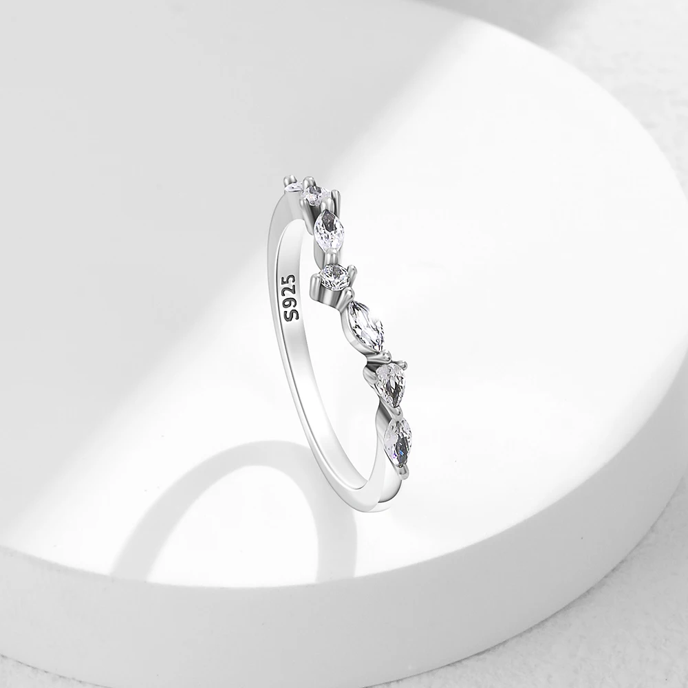 S925 Anello in argento da donna Corona geometrica zircone intarsiato Fascia lucida Gioielli di moda Fidanzamento Festa di nozze Regalo di lusso Trendy 2025