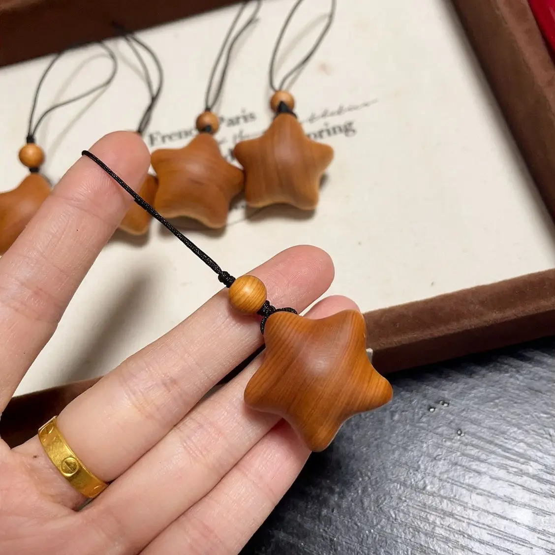 

Деревянная подвеска для телефона со звездой ручной работы, натуральный кулон из кипариса, минималистичный брелок для сумки, подарок в стиле дзен