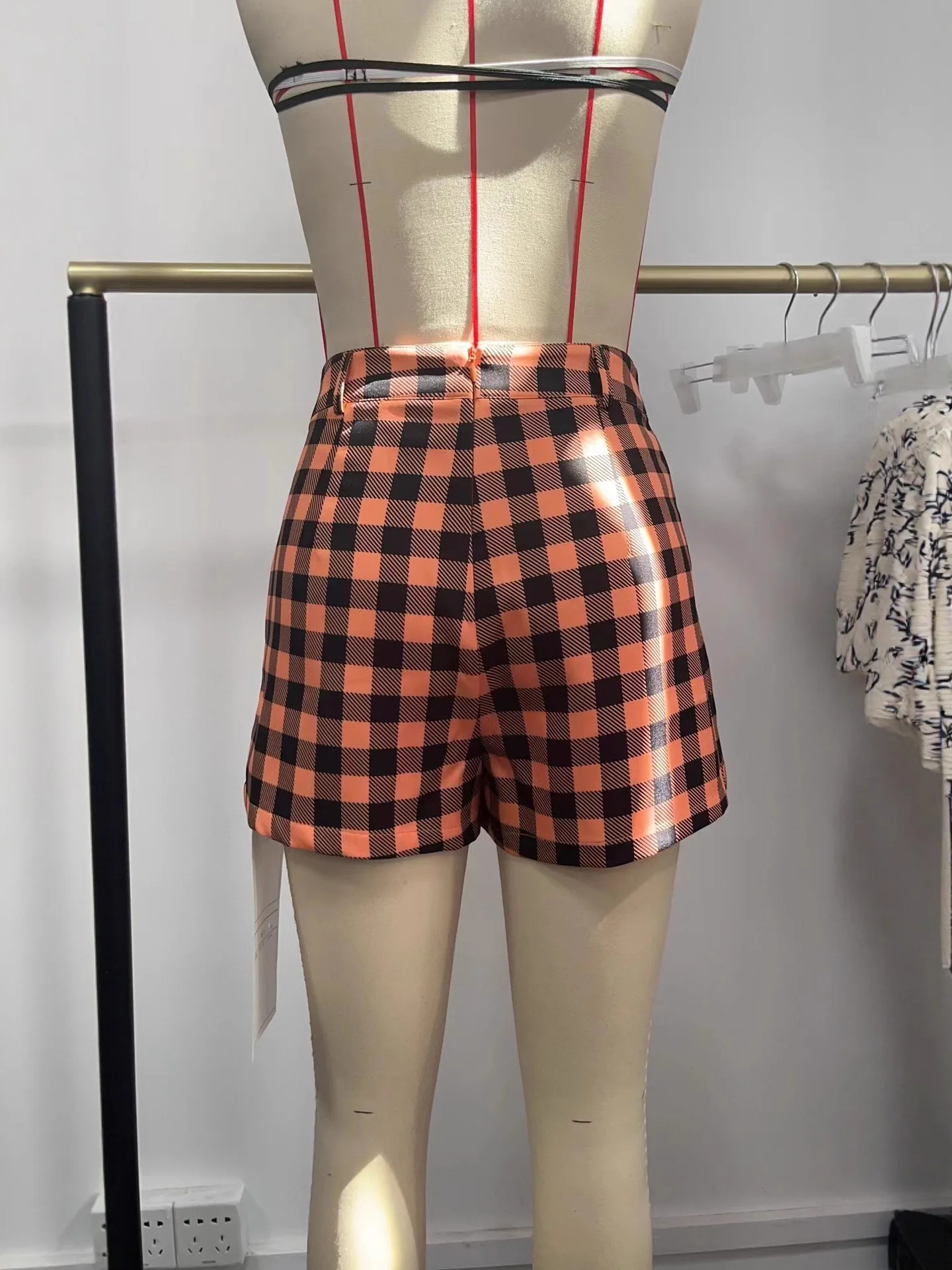 سراويل تنورة غير منتظمة مطبوعة على شكل يقطين الهالوين للنساء، شورت عصري وكاجوال عالي الخصر على شكل حرف A