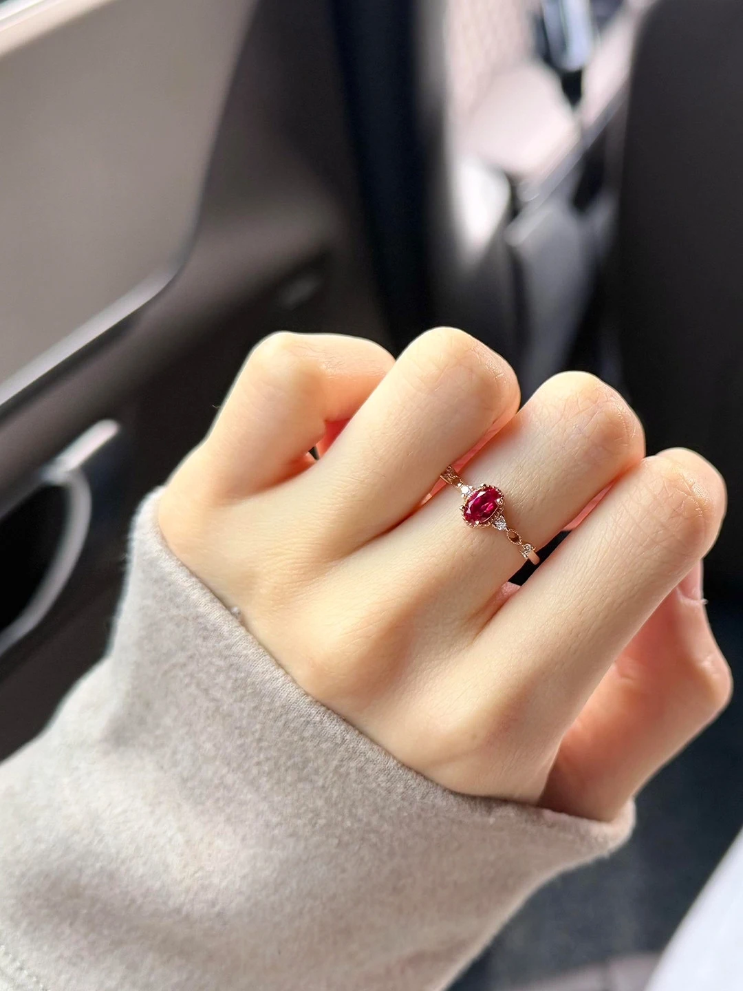 

Элегантное кольцо с красным камнем в форме голубиного яйца для женщин, универсальное, в придворном стиле, модное, стильный аксессуар, который дополнит любой образ.