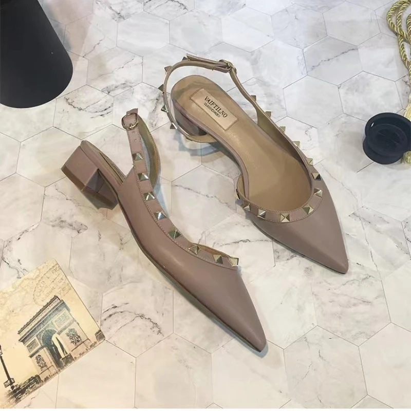 2026 Hochwertige spitze Damen-High-Heels: Neue Retro-Sandalen aus Lackleder mit Nieten – Bequeme Büro-Sandalen mit offenem Absatz – Detail 7