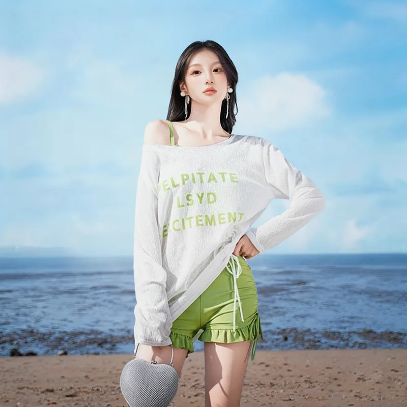 

Женский комплект бикини из 3 предметов: шорты с рюшами и принтом белых букв, накидка с длинными рукавами, летний пляжный купальник