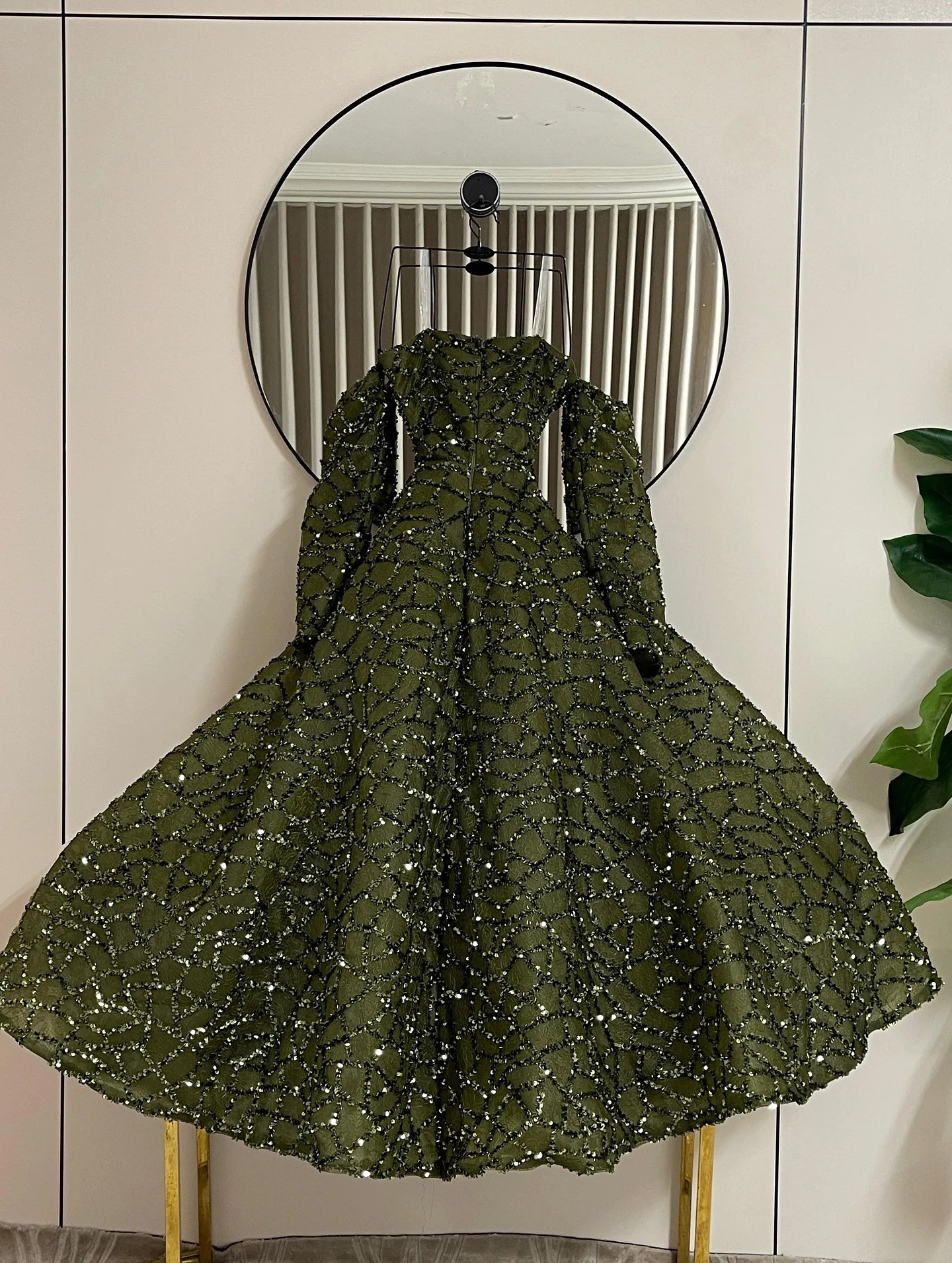 فساتين سهرة عربية دبي فاخرة للحفلات فساتين رسمية وسهرة منفوشة لامعة ترتر كرة 2025 رسن حديث