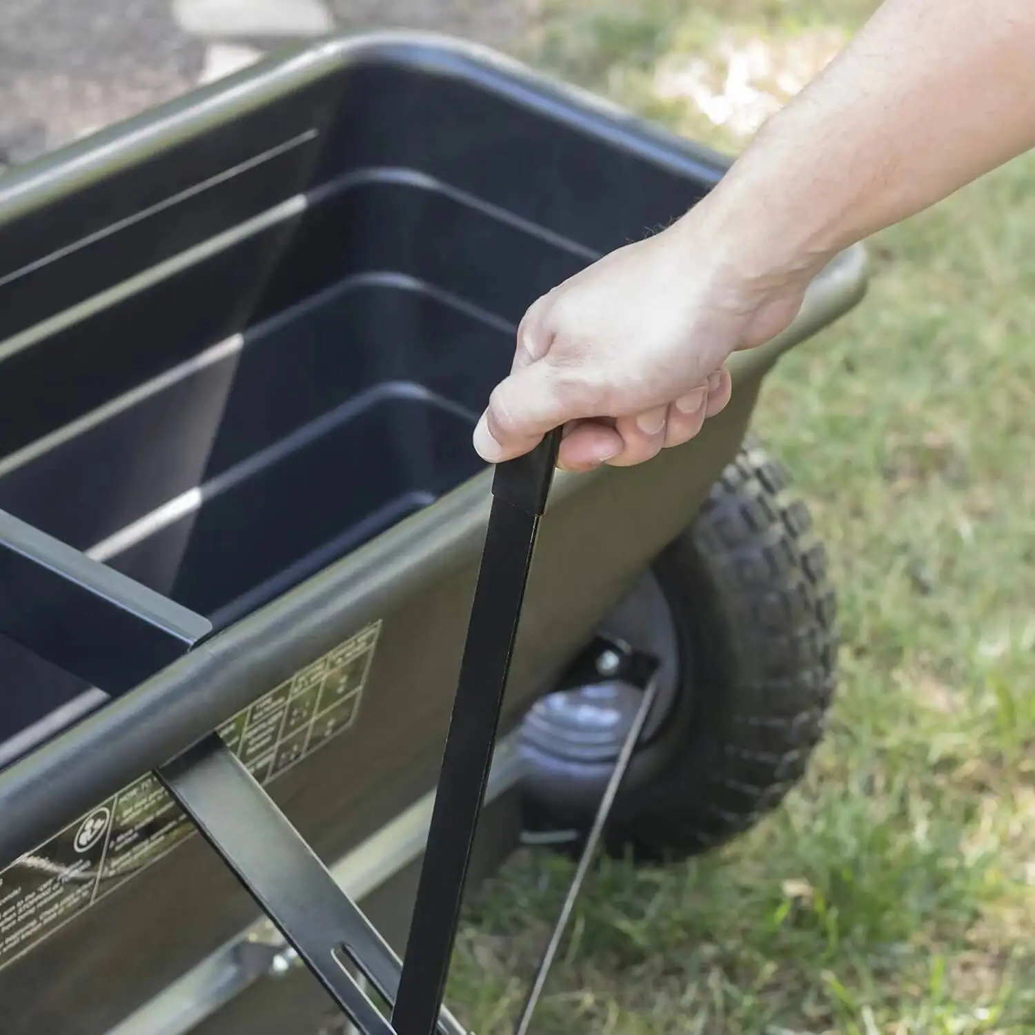 아그리-팹 45-0288 175파운드 잔디 및 정원용 견인식 드롭 스프레더 (종자, 비료, 소금, 얼음 녹이는 용도); 잔디 뒤로 견인용으로 설계됨