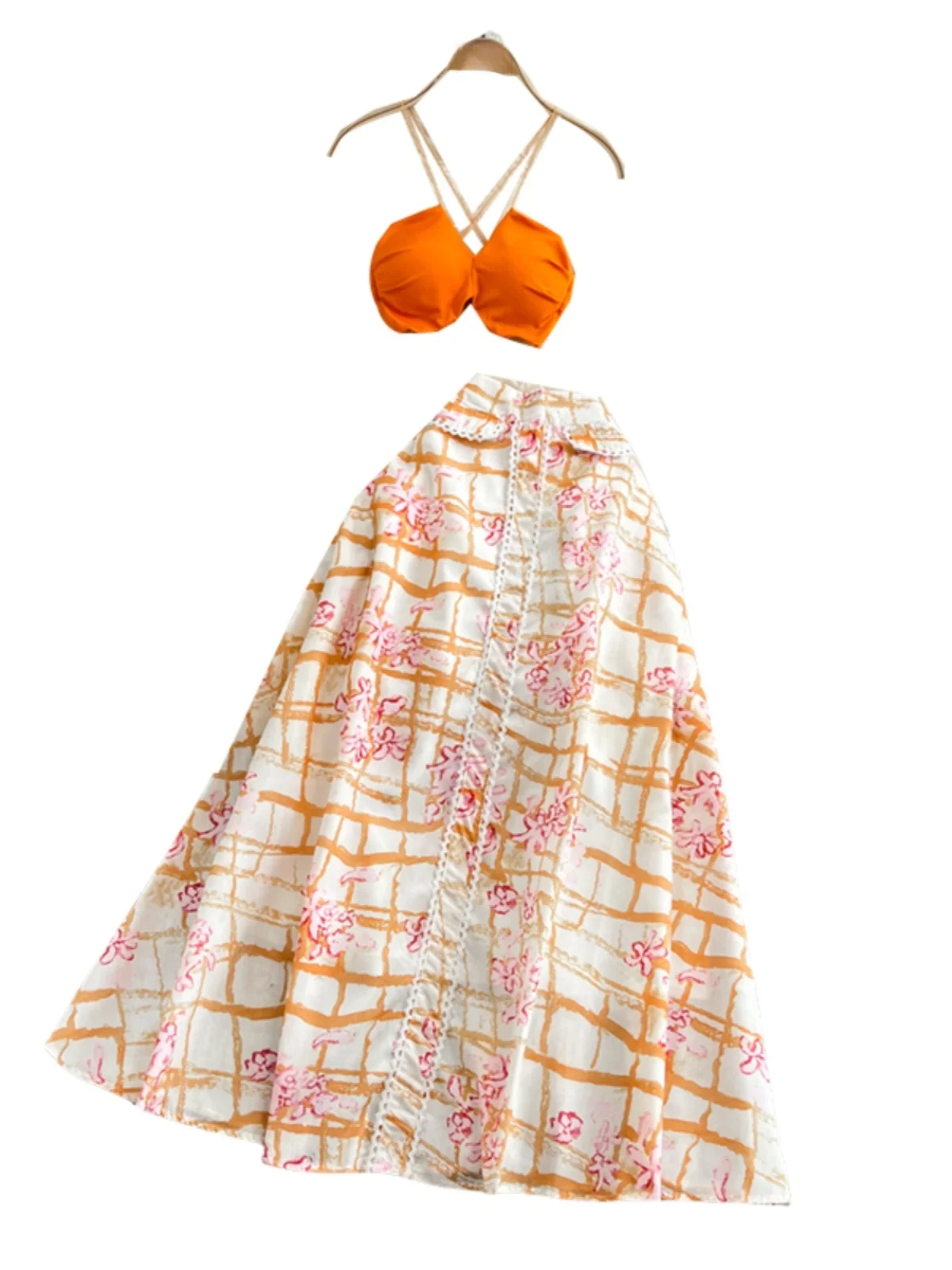 Conjunto de duas peças de verão para férias na praia, com alças sensuais no pescoço, saia midi estampada de cintura alta e mo...
