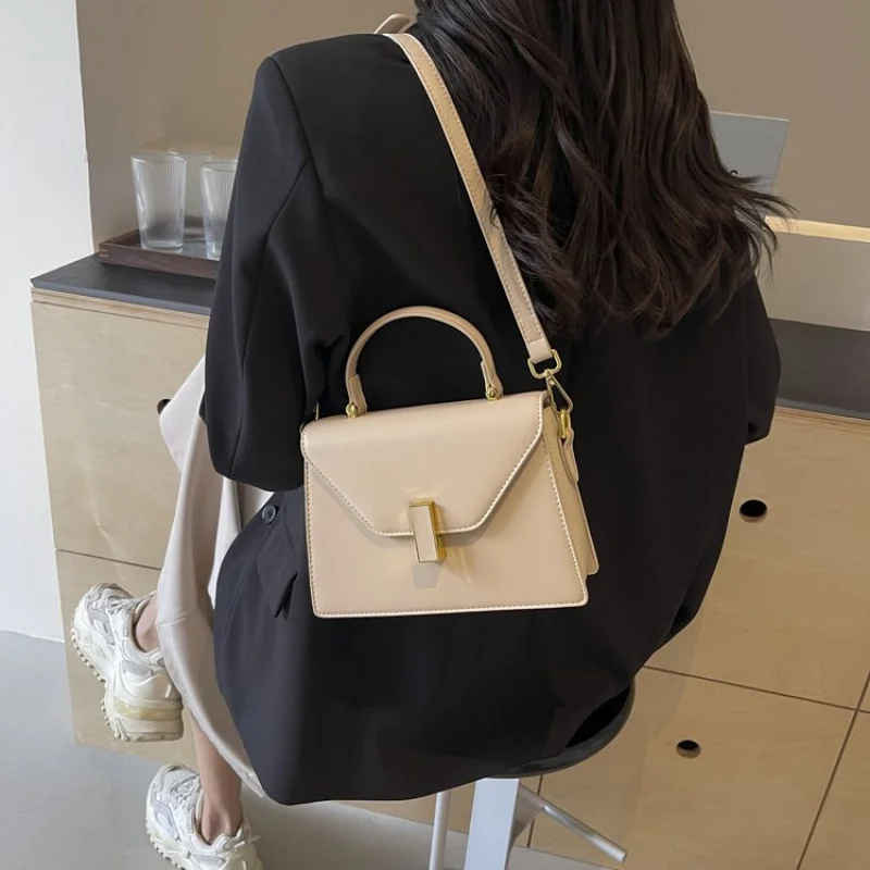 

trendy straw crossbody bag for women 2025 summer lightweight woven handbag beach picnic fashion everyday bag