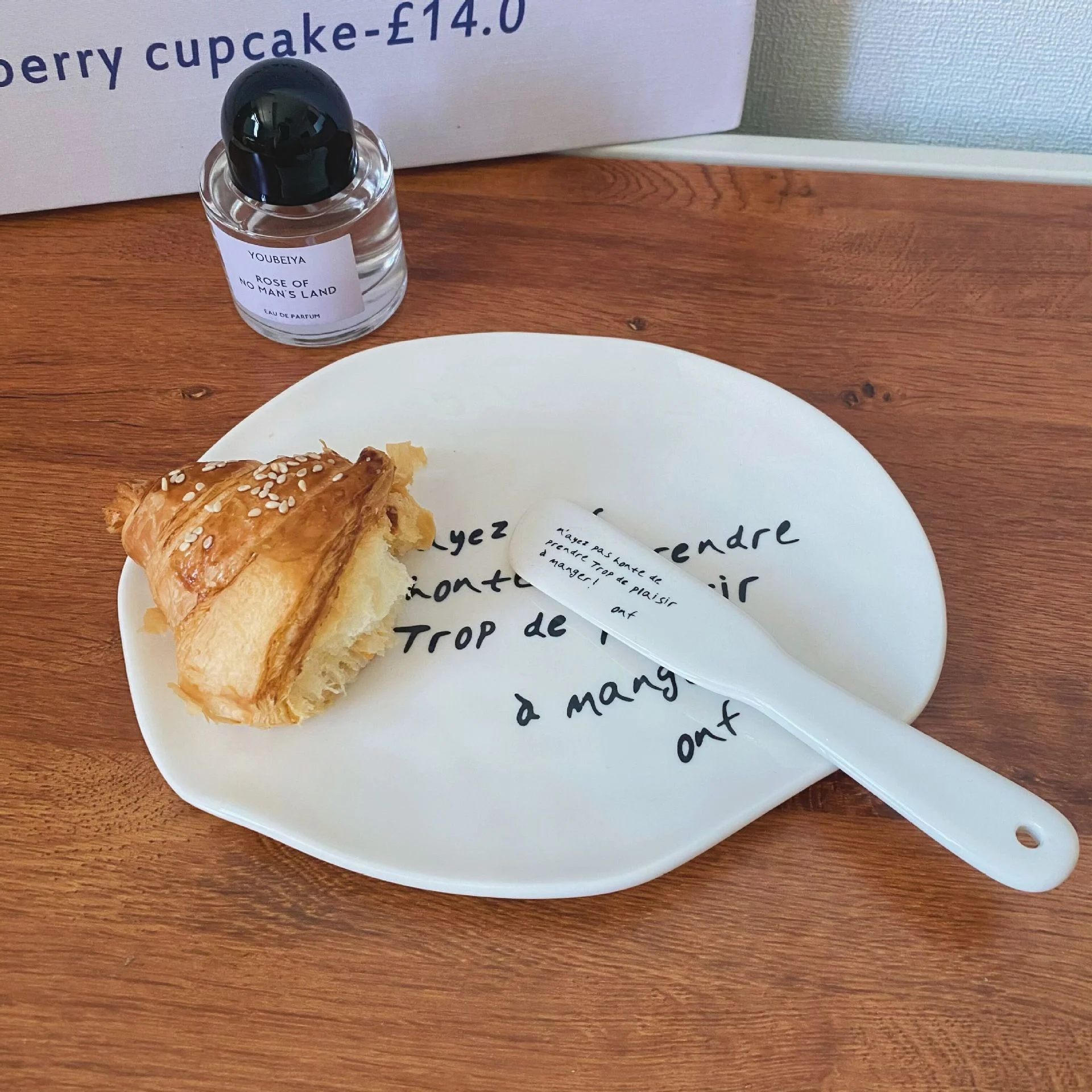 

Blue Dot Letter Нерегулярная пластина Cerc Dert Cake Масло Нож Тюльпан Плоская пластина Корейский Sle Чистый цвет Высокотемпературный G...