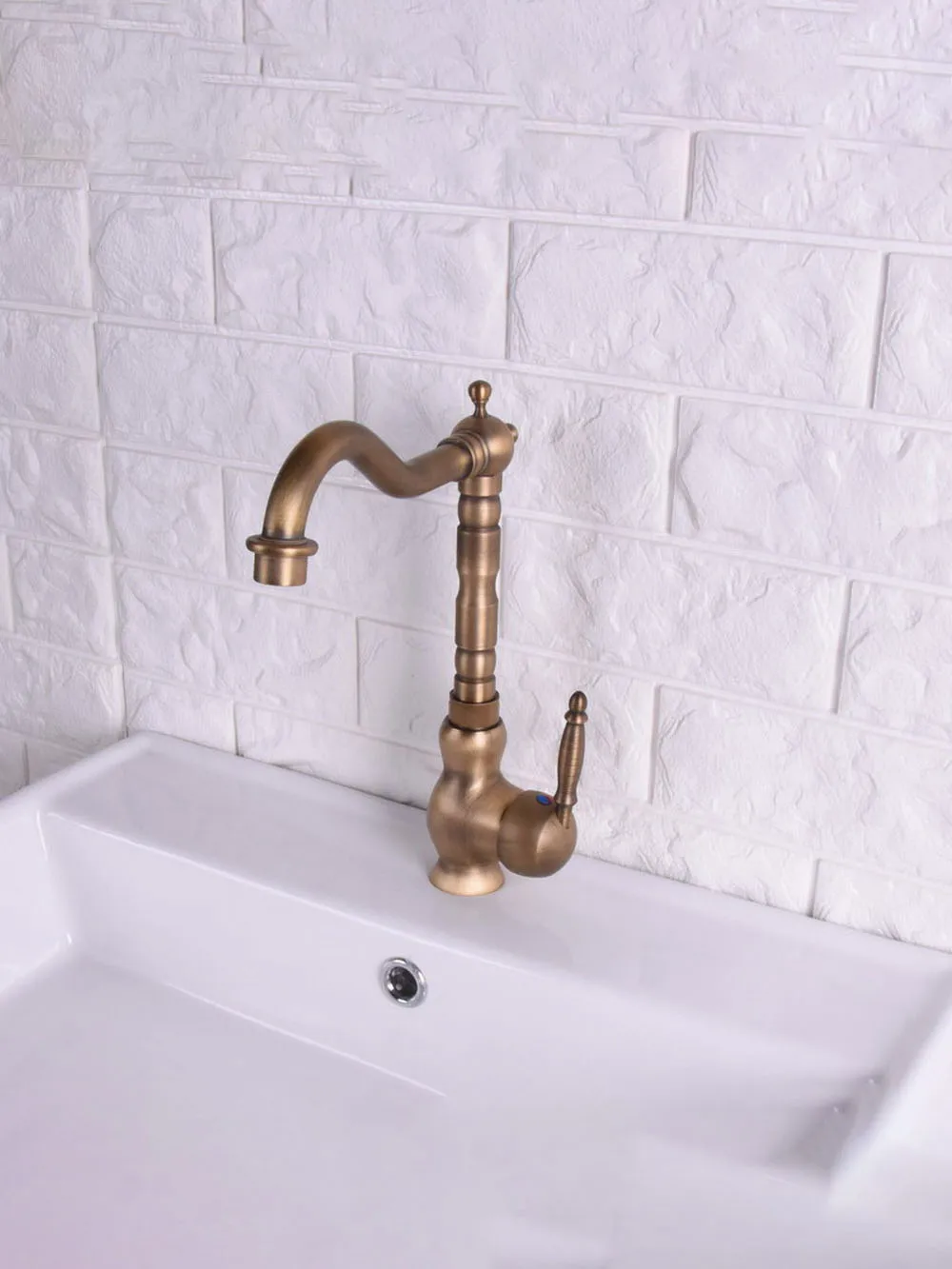 ทองเหลืองโบราณเดี่ยวหมุนห้องน้ําอ่างล้างหน้าก๊อกน้ํา Cold & Hot Mixer Tap asf118