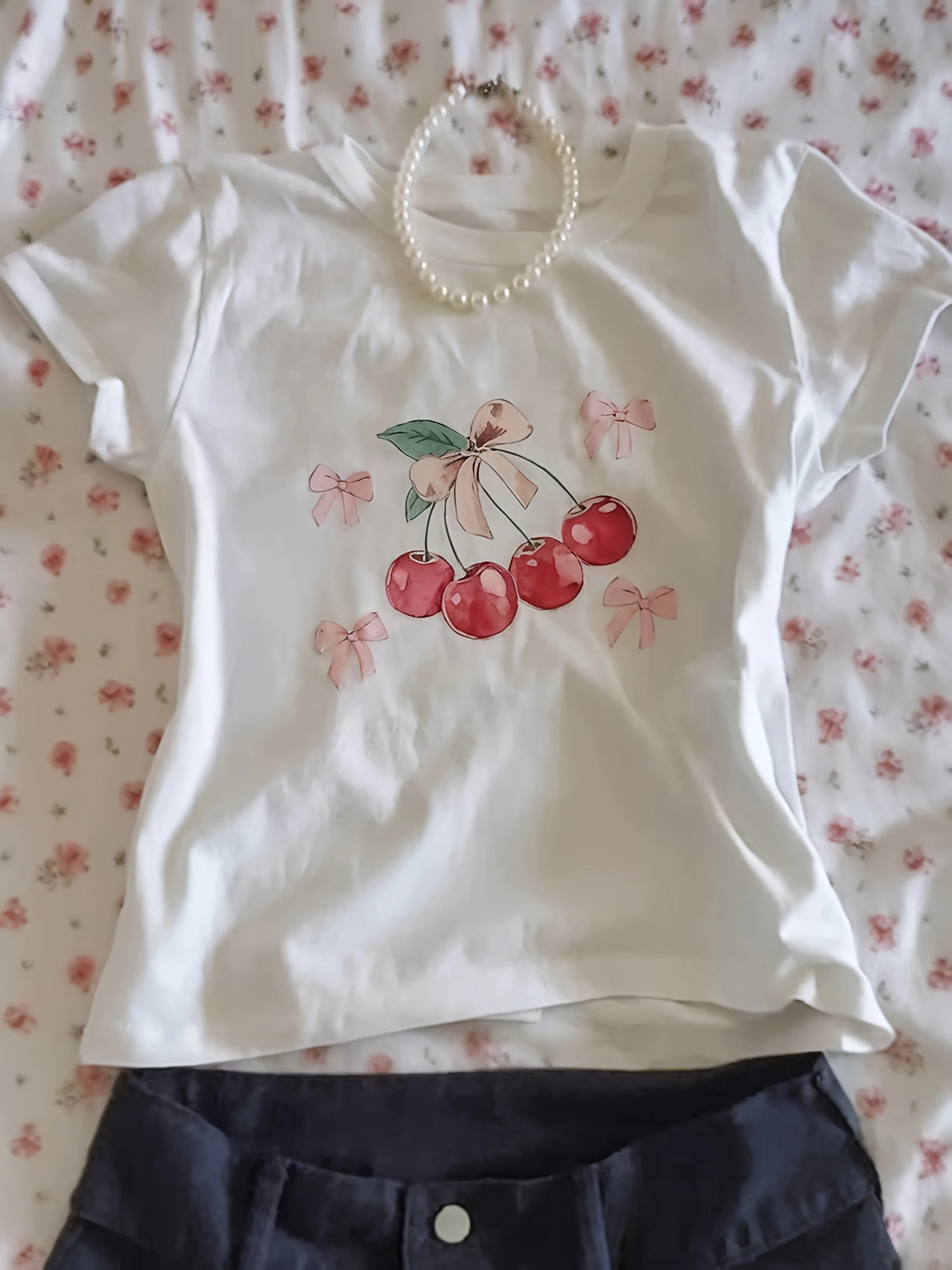 

Женская повседневная футболка с вишневым принтом — эластичный топ с короткими рукавами и круглым вырезом с ярким дизайном красной вишни и розового банта
