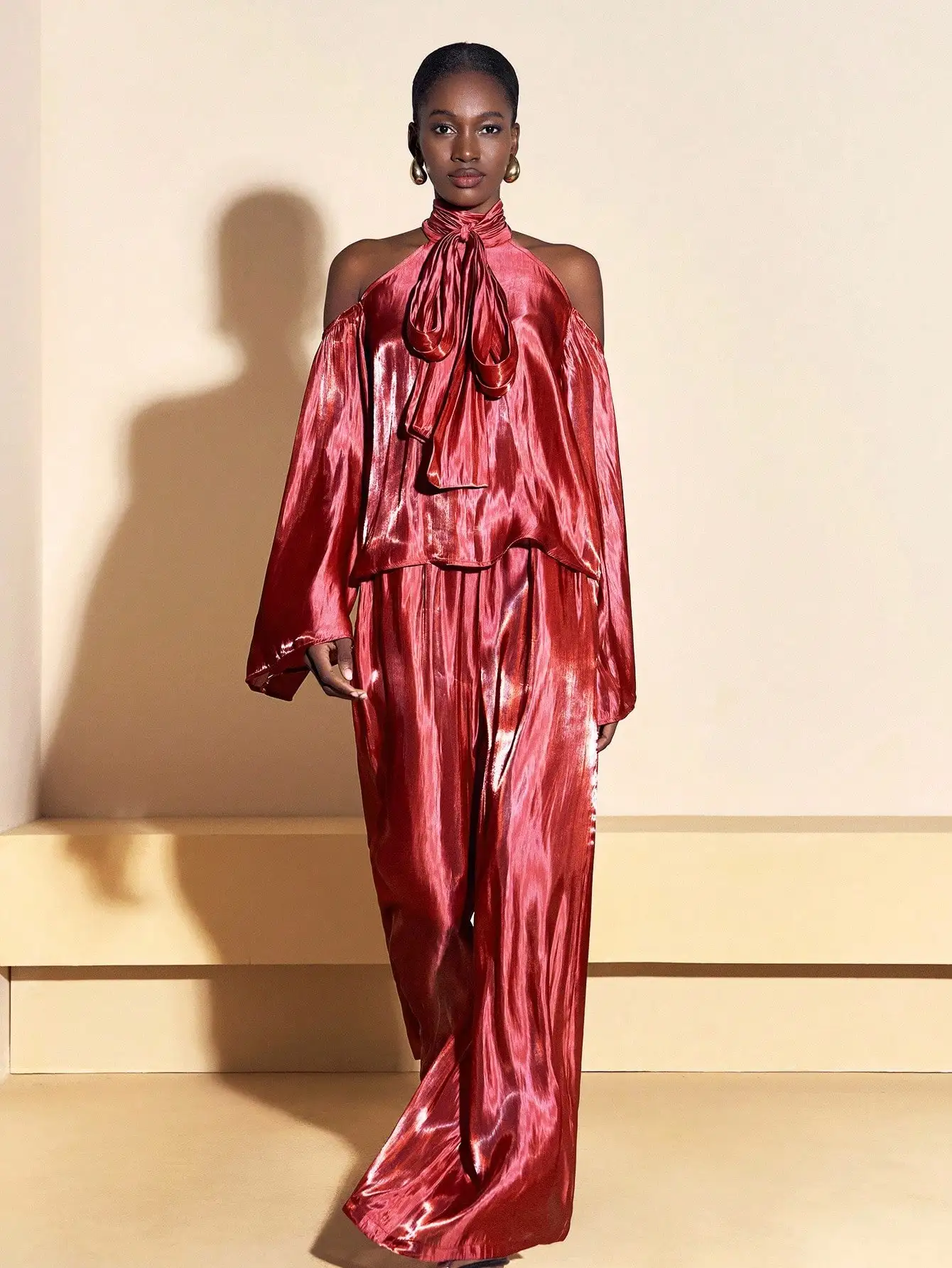 Rode satijnen top met strikband en off-shoulder top en broek met wijde pijpen voor feesten, cruises, elegante gelegenheden