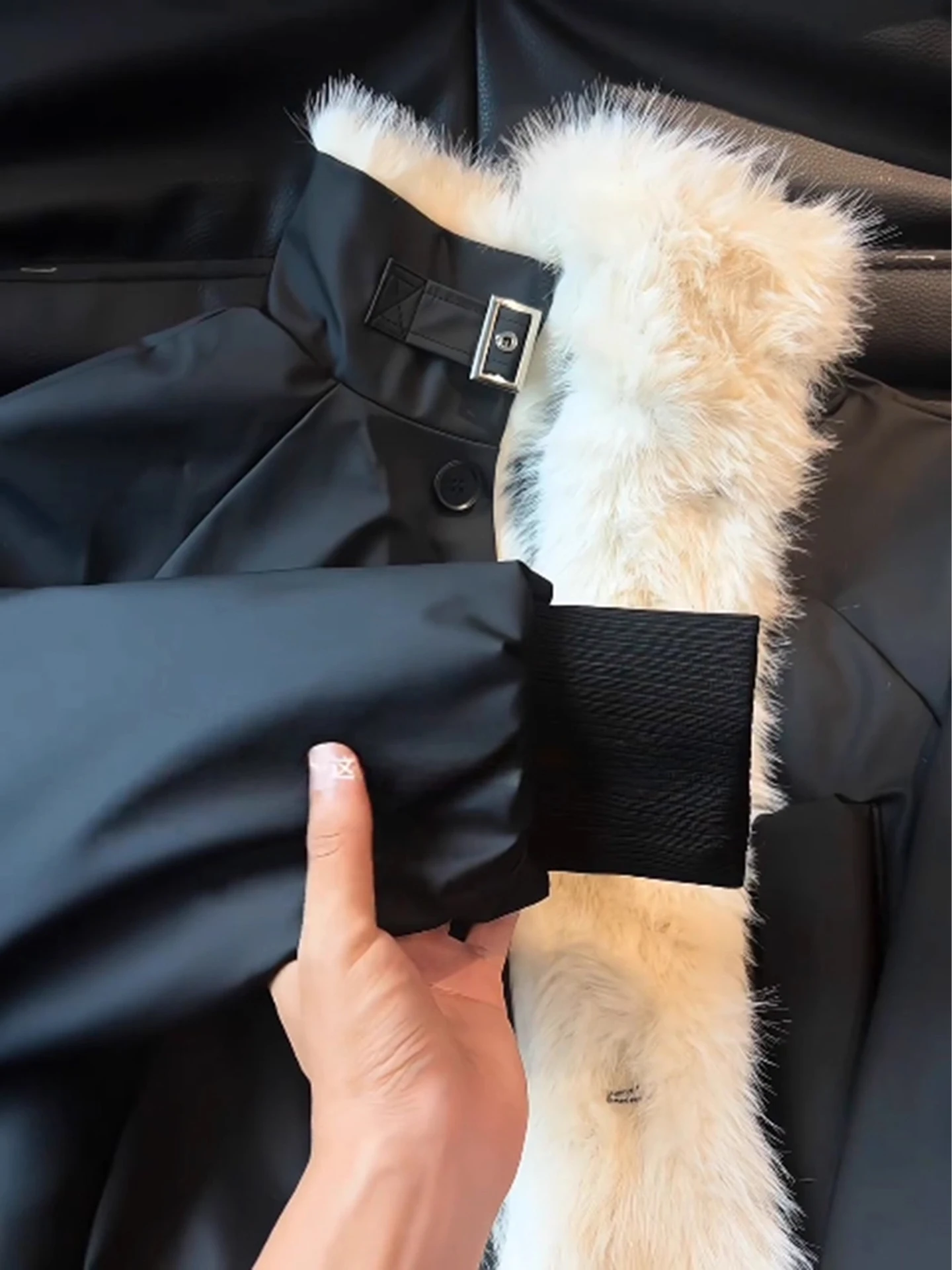 سترات باركاس جلدية عصرية بياقة من الفرو الصناعي للرجال لشتاء 2025 معاطف جديدة مبطنة بياقة عالية من جلد البولي يوريثان معاطف باركاس #5