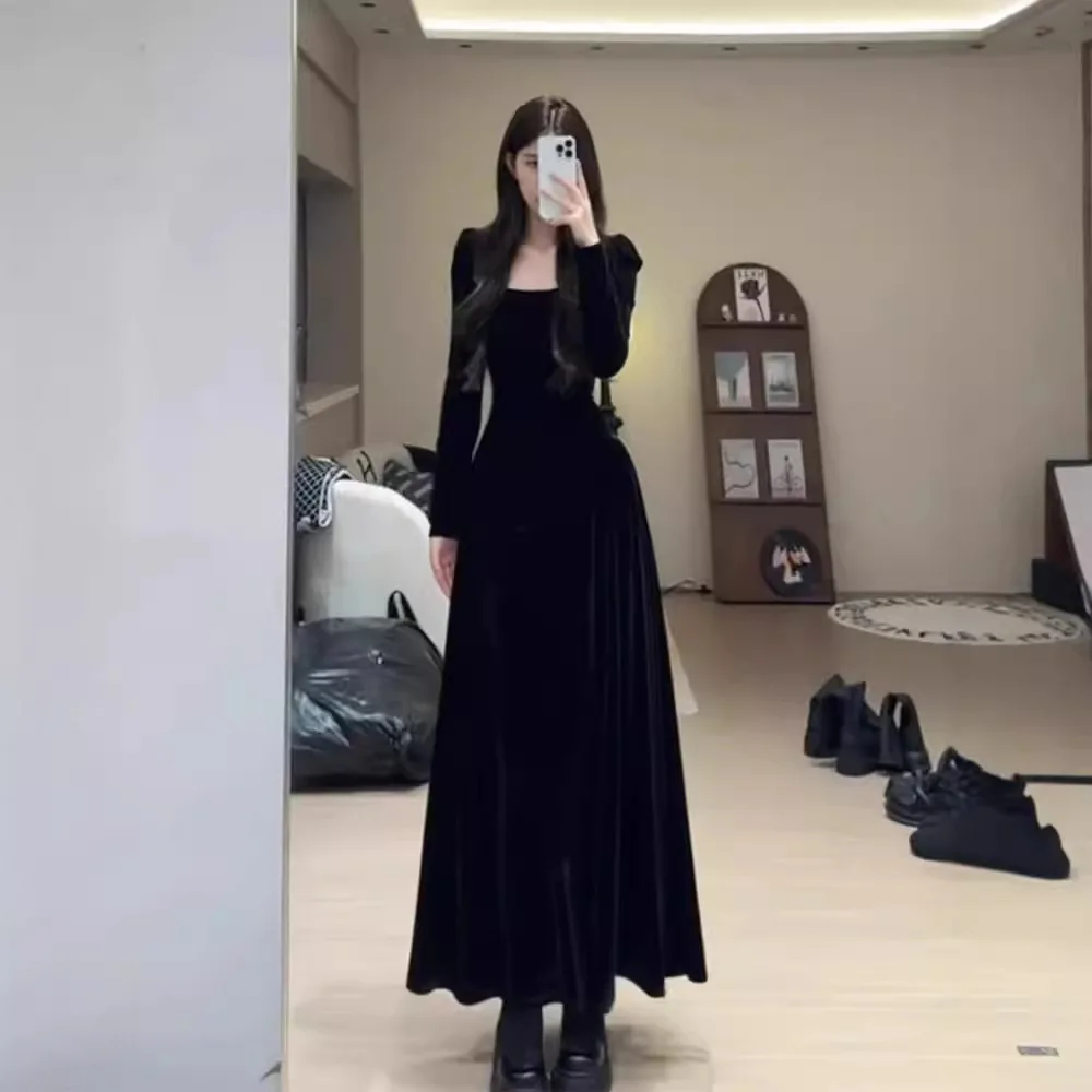 فستان للنساء في الخريف على الطراز الفرنسي الاجتماعي الراقية باللون الأسود المخملي الداخلي لحفلات أعياد الميلاد وحفلات السهرة وتنورة طويلة