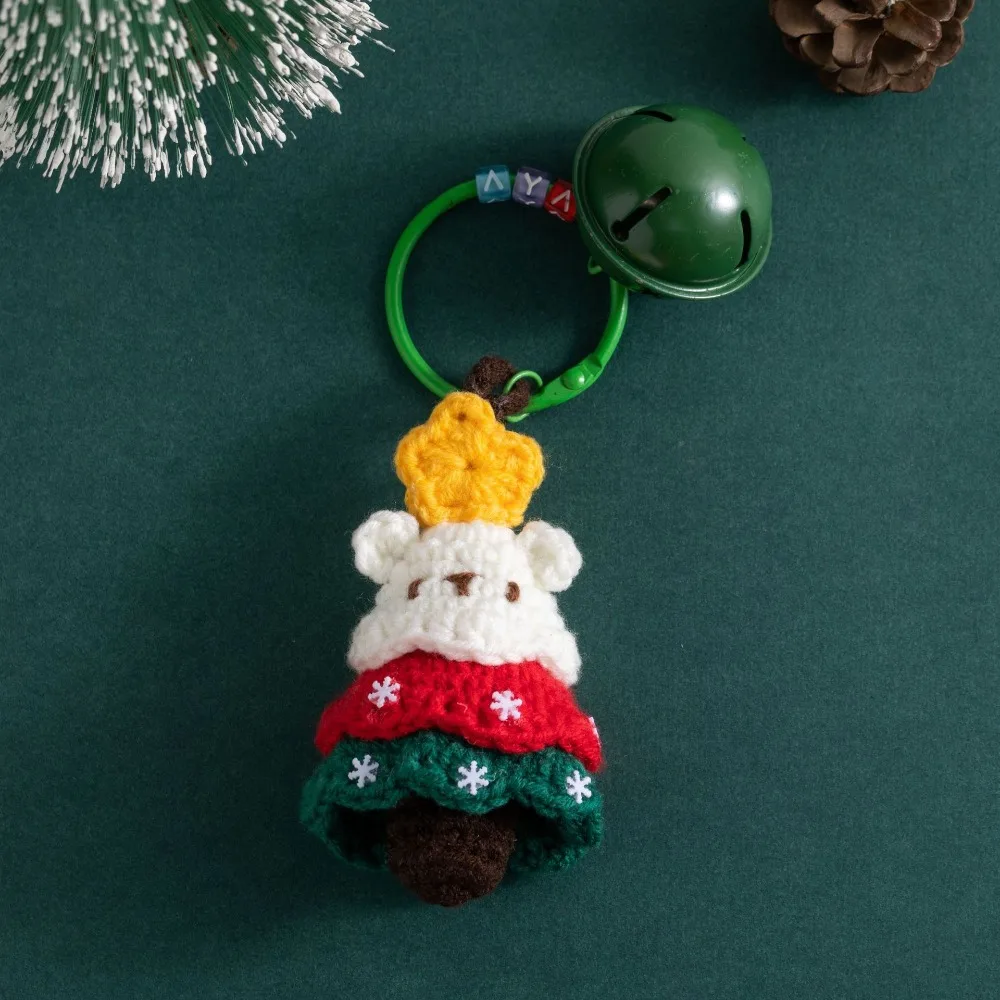 Exquisite handgefertigte Weihnachts-Strickanhänger mit Glöckchen, weicher Weihnachts-Taschenanhänger, Mini-Garn-Weihnachtsanhänger für Freunde – Detail 4