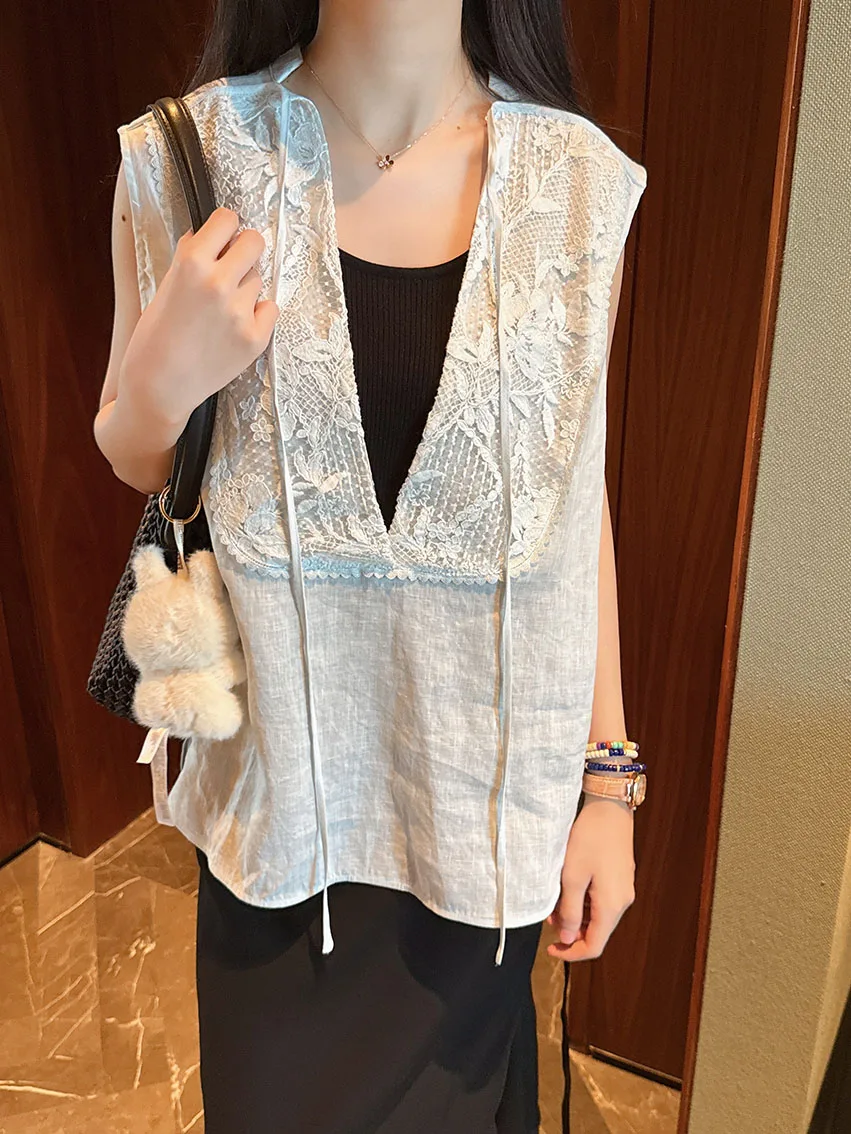 

Новый китайский комплект из льняного жилета светло-голубого цвета с кружевной отделкой и повседневных брюк, многослойная одежда, летняя коллекция, женская мода