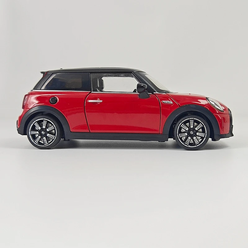 1:24 simulation BMW mini Cooper S alloy car model has simulated sound and lighting functions, rich details, fine workmanship