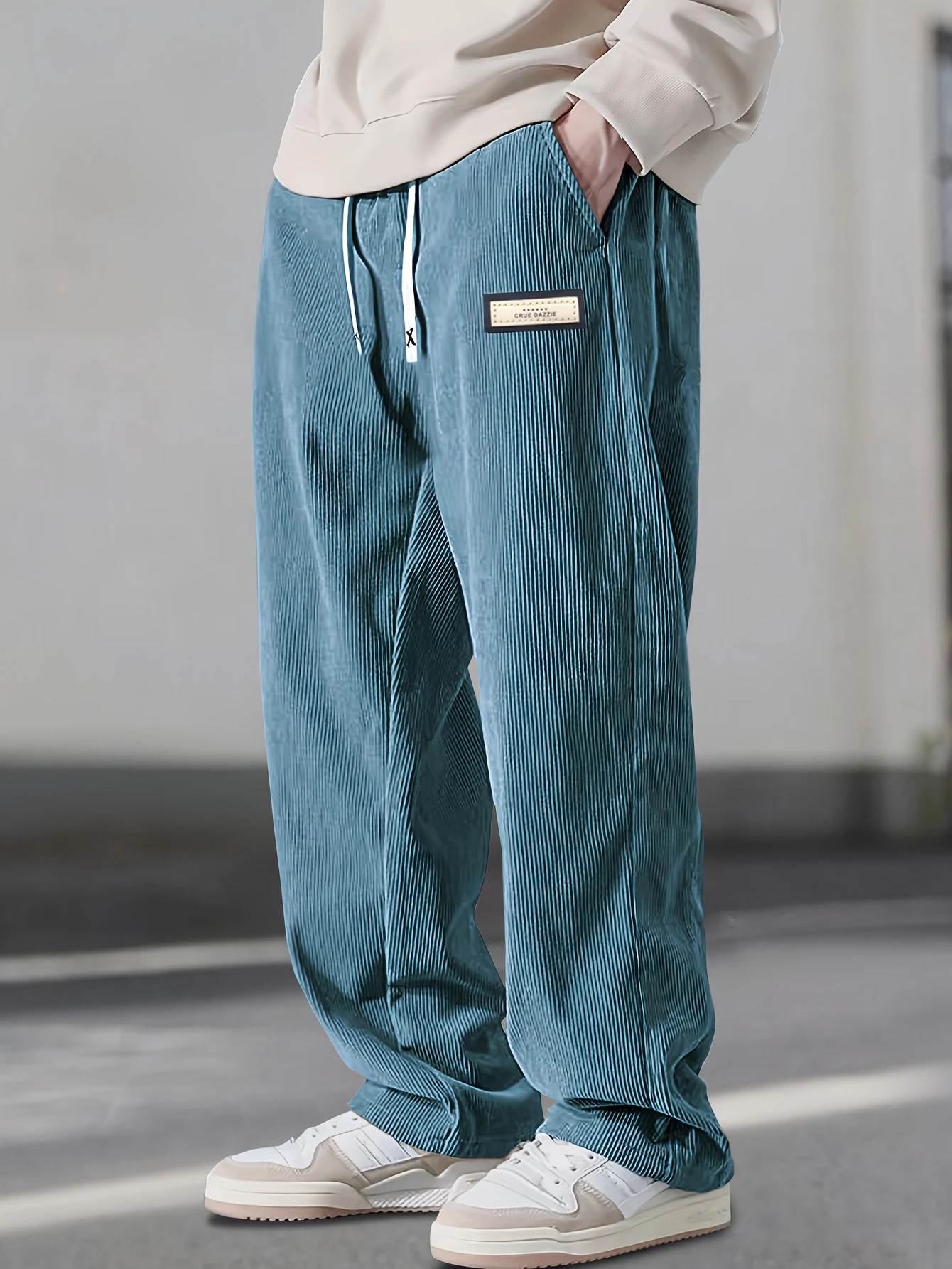 Herren-Cordhose mit weitem Bein, ideal für Herbst und Winter, mit elastischem Bund und Kordelzug sowie kleinem Aufnäher, locker fallende, gerade geschnittene Hose, bequeme Alltagshose für Herren. – Detail 5
