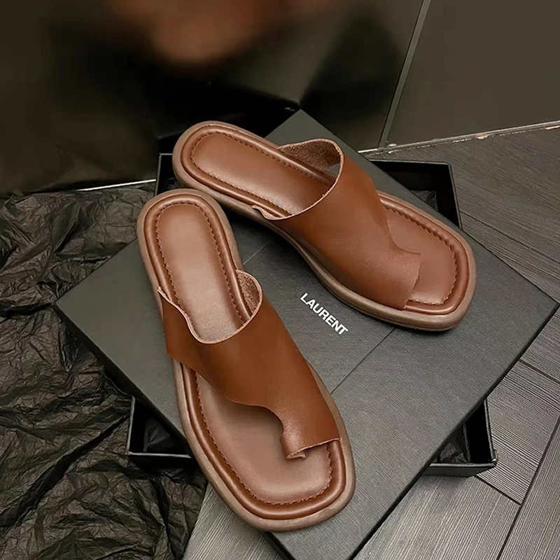 รองเท้าแตะผู้หญิง cowhide flip-flop สีทึบใหม่สำหรับฤดูร้อนรองเท้าแตะหัวเหลี่ยมที่ทันสมัยรองเท้ากลางแจ้งรองเท้าส้นเตี้ยรองเท้าแตะผู้หญิง