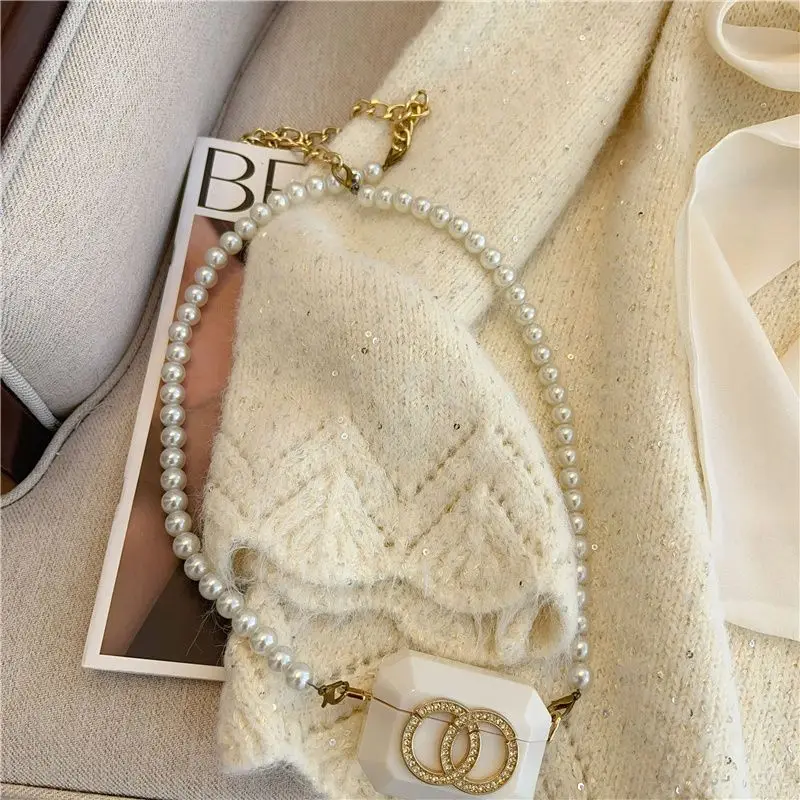 Francuski sweter damski z dużym dekoltem w kształcie litery V i kokardą, elegancki, jesienno-zimowy, średniej długości.