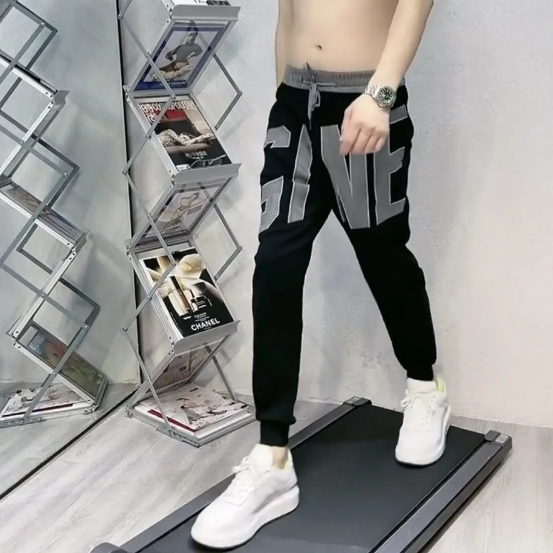 Gestickte Slim-Fit-Herrenhose mit lockerem, lässigem Buchstaben-Kordelzug