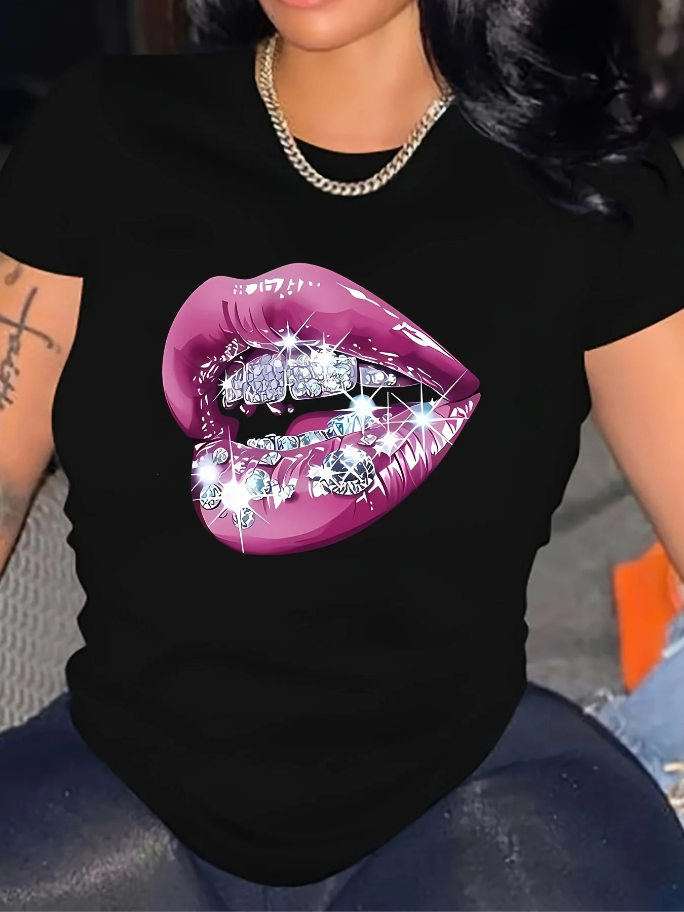 T-shirt nera casual da donna con grafica labbra viola scintillanti - Manica corta, girocollo, top morbido, ideale per l'estate e la primavera