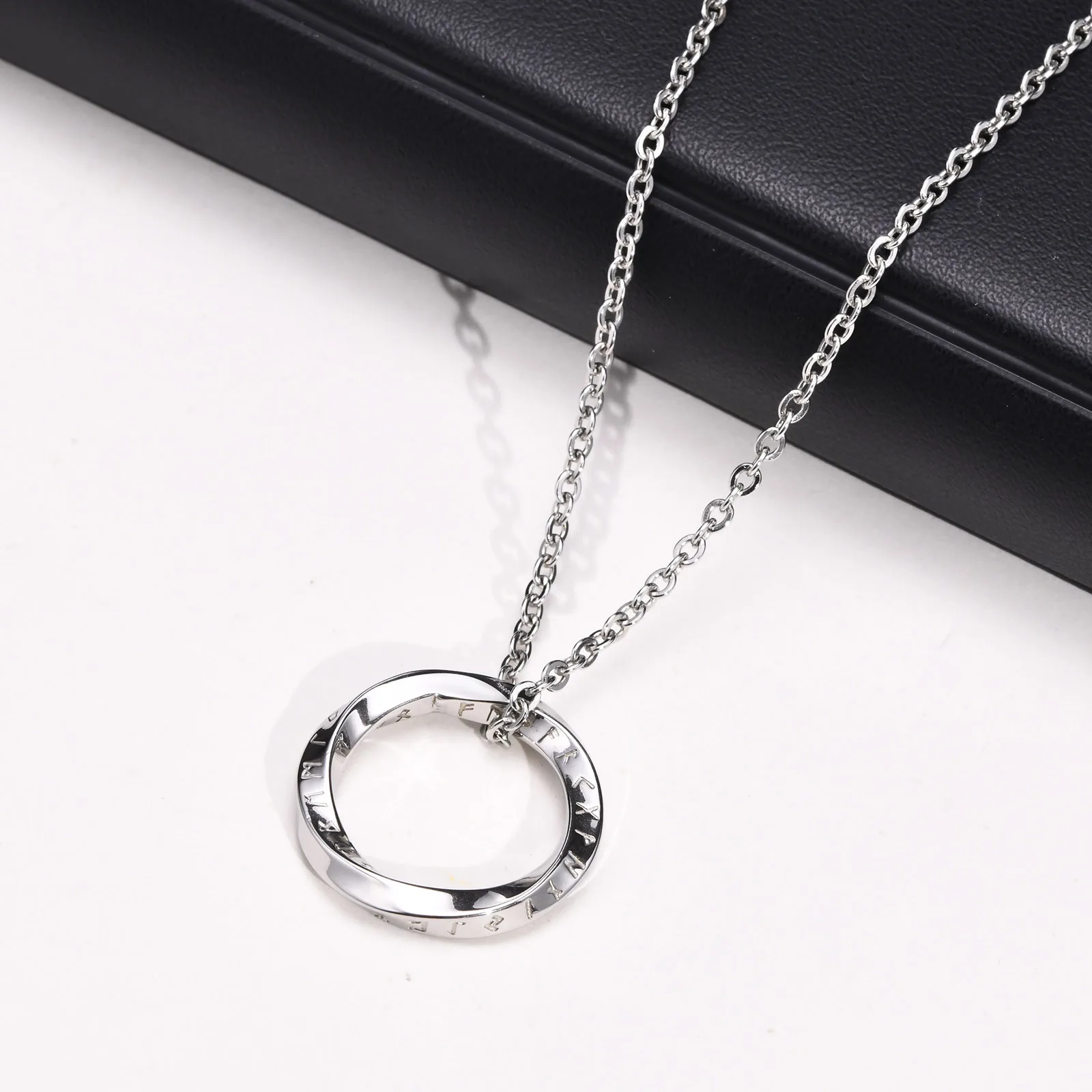 Men\'s Norse Viking Necklaces, Never Fade Silver Color Stainless Steel Mobius Round Pendant Collar Male Gift Jewelry
