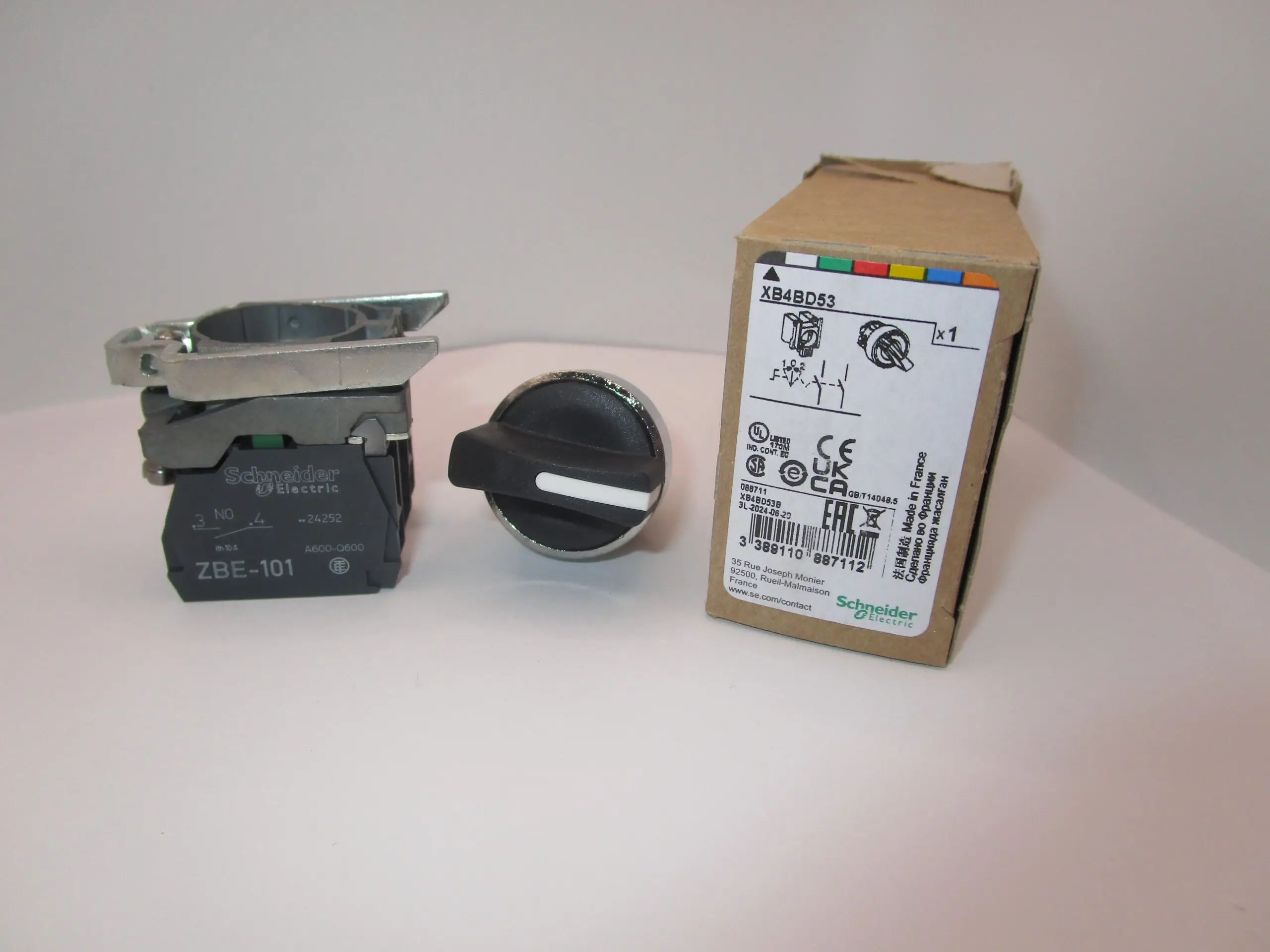 

XB4BD53 Selector switch, metal, black, Ø22, 3 positions, spring spring return, 2 NO