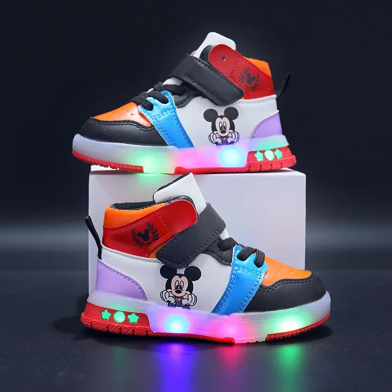 2024 Disney scarpe leggere a Led per bambini moda topolino scarpe da ginnastica per ragazzi scarpe Casual con bottoni per ragazze scarpe sportive