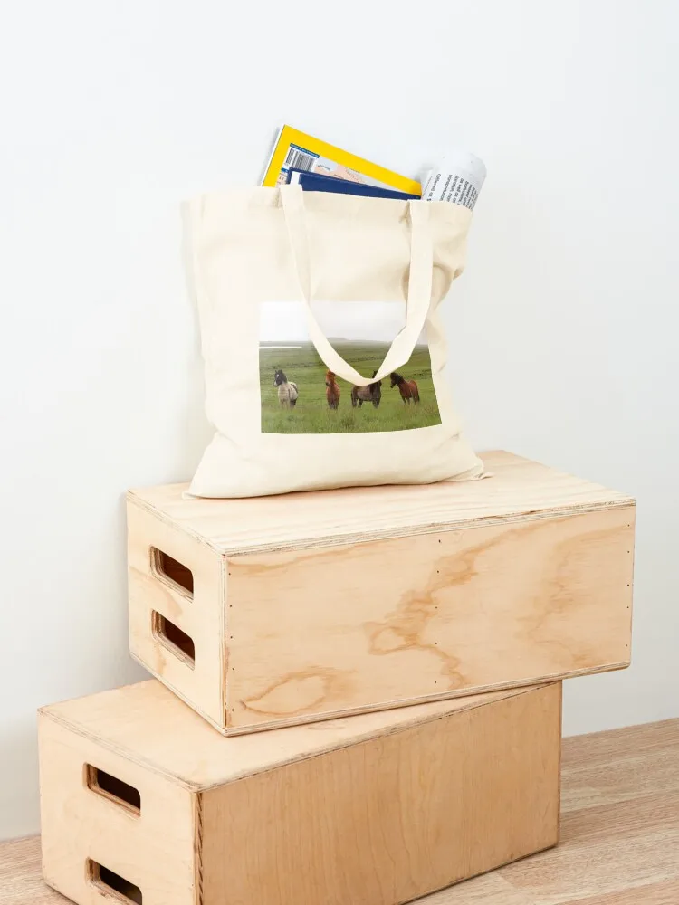 الخيول الأيسلندية في مجال مفتوح حمل حقيبة تسوق نسائية حقيبة قماش قماش التسوق قماش الكتف