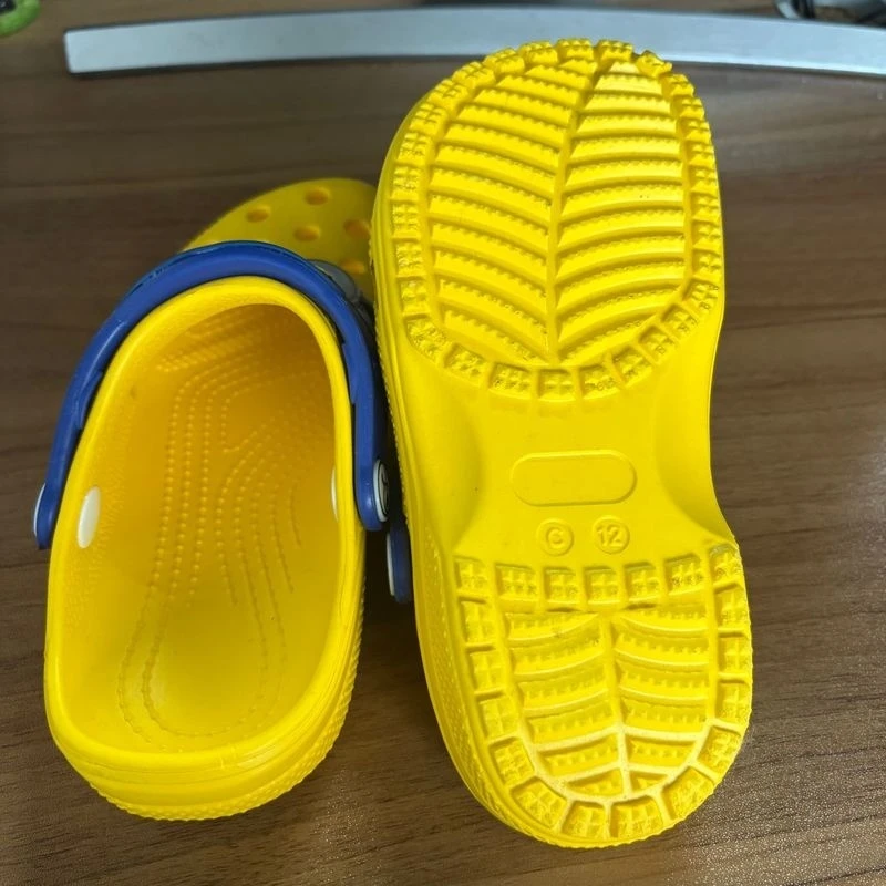 2025 جديد حار الكرتون الأطفال ثقب الأحذية للبنين والبنات بارد وعصري المضادة للانزلاق تنفس صنادل شاطئ هدية عيد