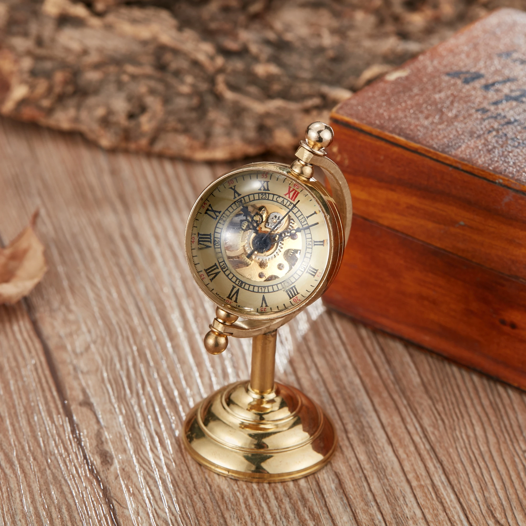 Retro Copper Spinning Globe Gold Desk Mechanical Pocket Watch Hand Winding Movement Home Office Luxury Decoration as Collectible