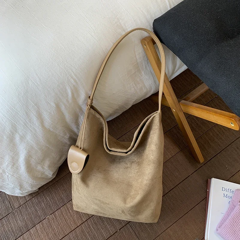 

Однотонные сумки большой емкости с застежкой, простые универсальные сумки-тоут в стиле ретро для женщин, зима 2024, новые повседневные модные сумки на плечо из искусственной замши