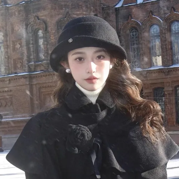 Women Black Hepburn Style Wool Blend Hat Autumn Winter British Bowler Hat Elegant Warm Versatile Equestrian Cap for Daily Wear