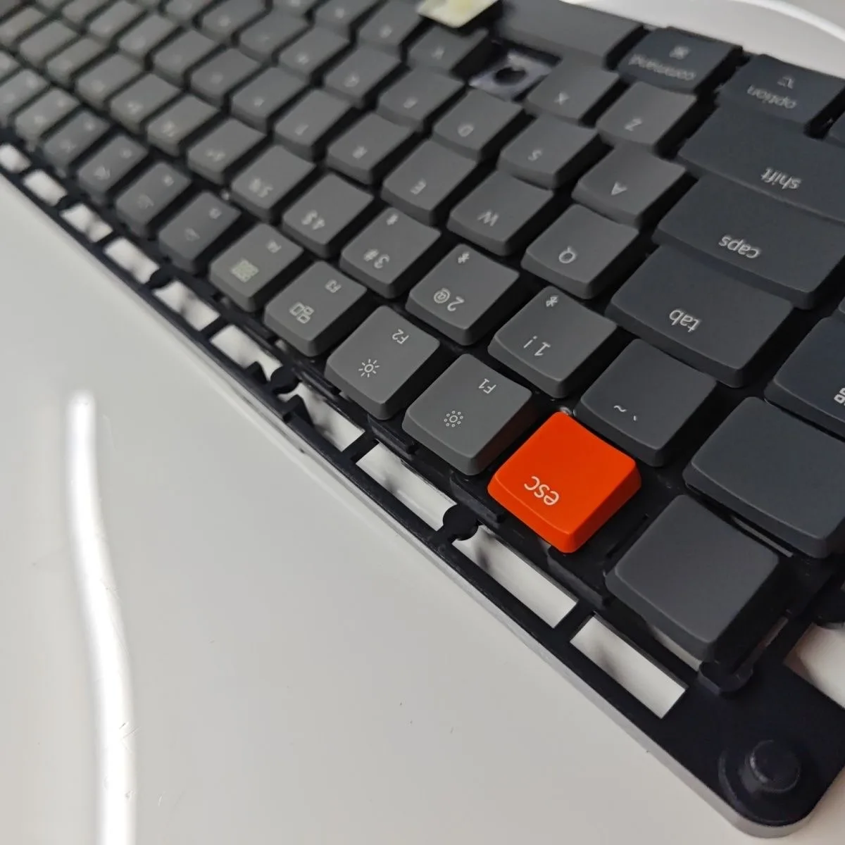Szaro-pomarańczowe, niskoprofilowe nakładki na klawisze z ABS, podświetlane, kompatybilne z niskoprofilową klawiaturą mechaniczną Keychron K1 K3. — zdjęcie produktu 4