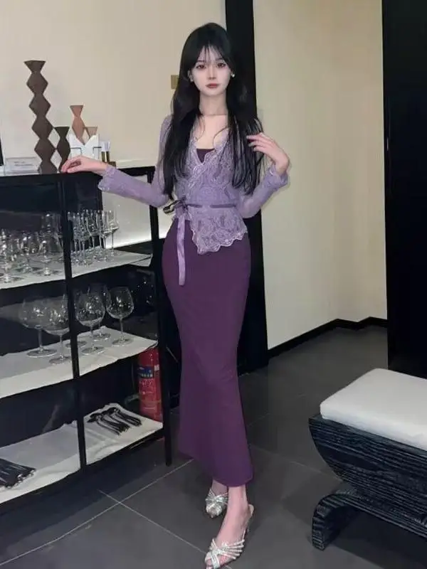 

Комплект: Сексуальное фиолетовое платье на бретельках и легкий кружевной кардиган с высокой талией для ранней весны в стиле утонченной леди, визуально стройнящий фигуру, вязаный.