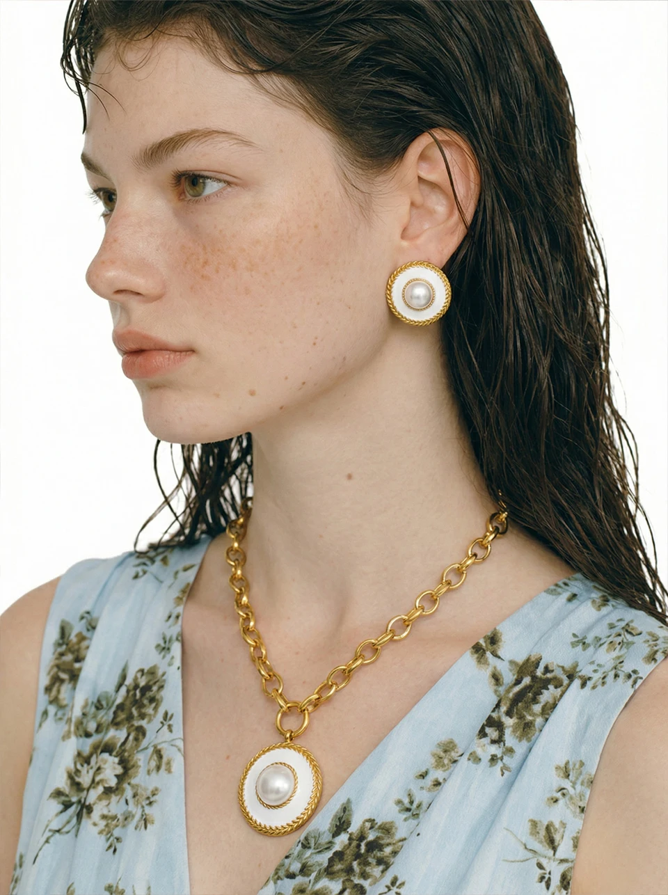 Yhpup Französisches Edelstahl-Set mit simulierten Perlen, rundem Anhänger, Halskette und Ohrringen, trendiger Statement-Schmuck für Damen – Detail 3