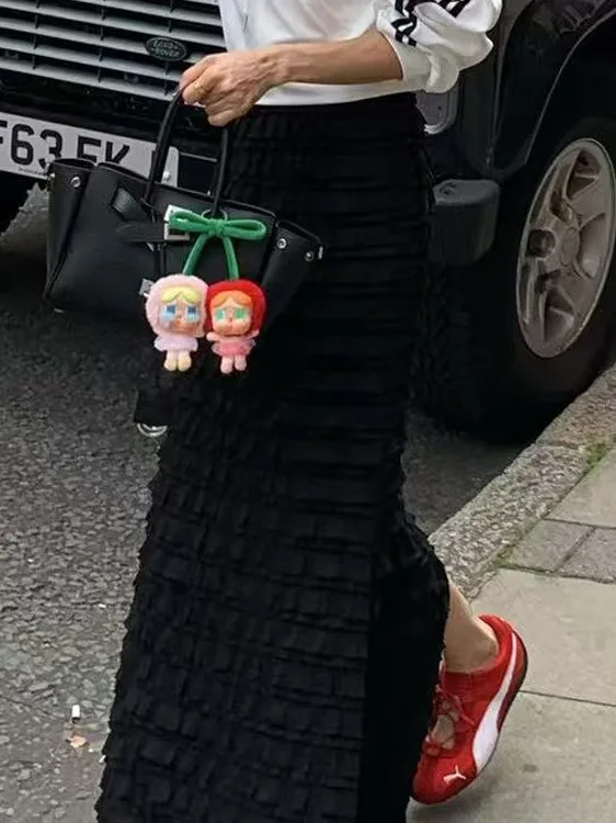 กระโปรงทรงเอไลน์ยาวปานกลาง แต่งขอบลูกไม้สีขาว เอวสูง ทรงเข้ารูป สไตล์แฟชั่นผู้หญิง ให้ความรู้สึกหรูหรา