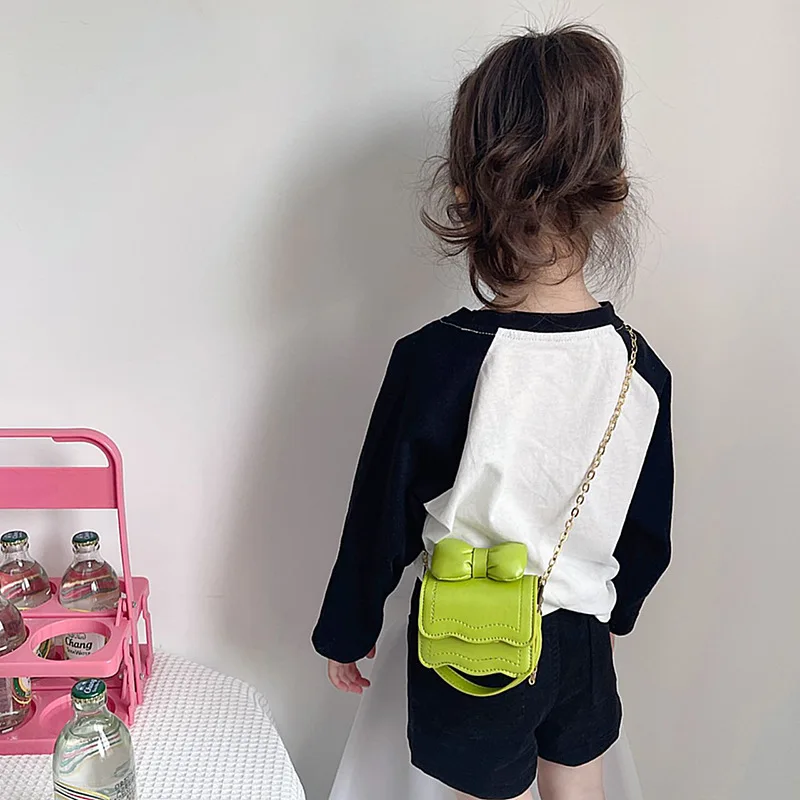 Sac à bandoulière en cuir PU avec nœud papillon pour filles, sac à main pour enfants initié, sac à rabat portable pour enfants, petit sac à main carré, porte-monnaie mignon