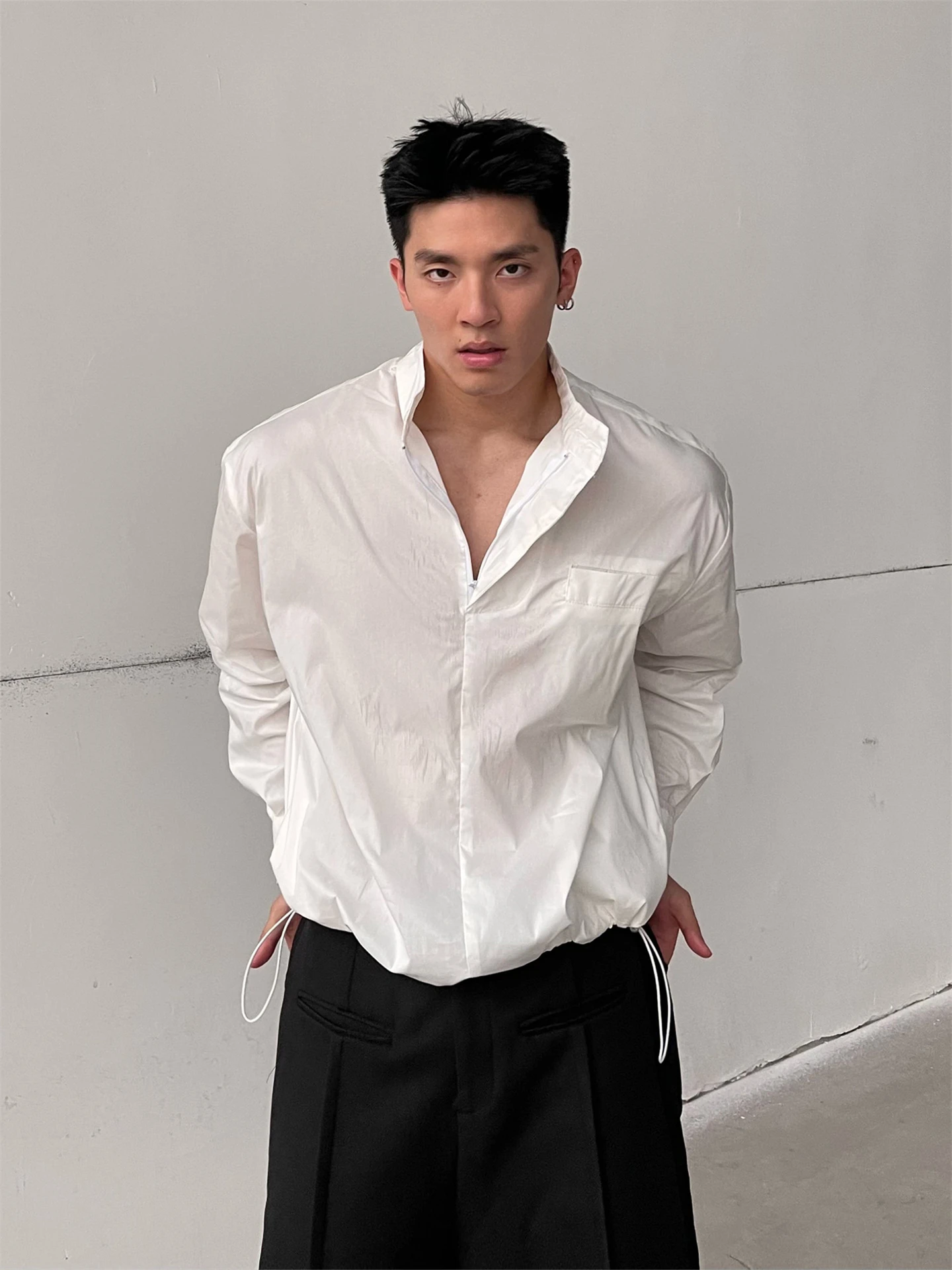 

Мужская универсальная повседневная рубашка свободного кроя с длинным рукавом, капюшоном и завязками на талии, однотонная