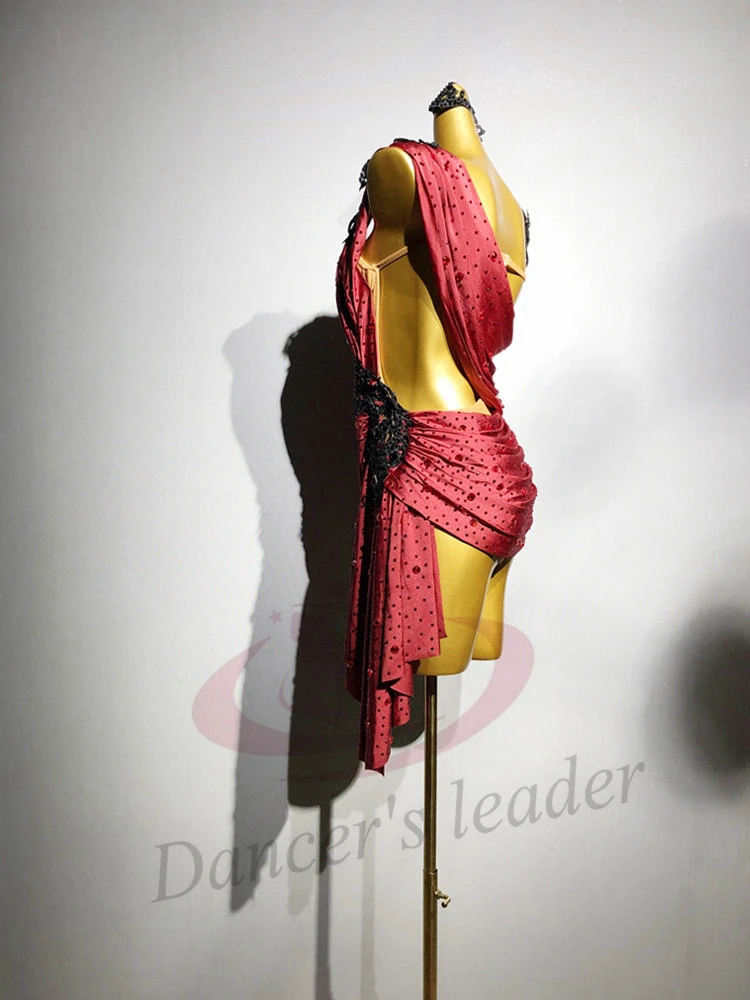 Tancerze latynoamerykańscy, dorosłych i dzieci, ekskluzywna, szyta na miarę czerwona sukienka z haftowanymi kwiatami, sukienka do tańca tango i samby z kamieniami AB na występy.