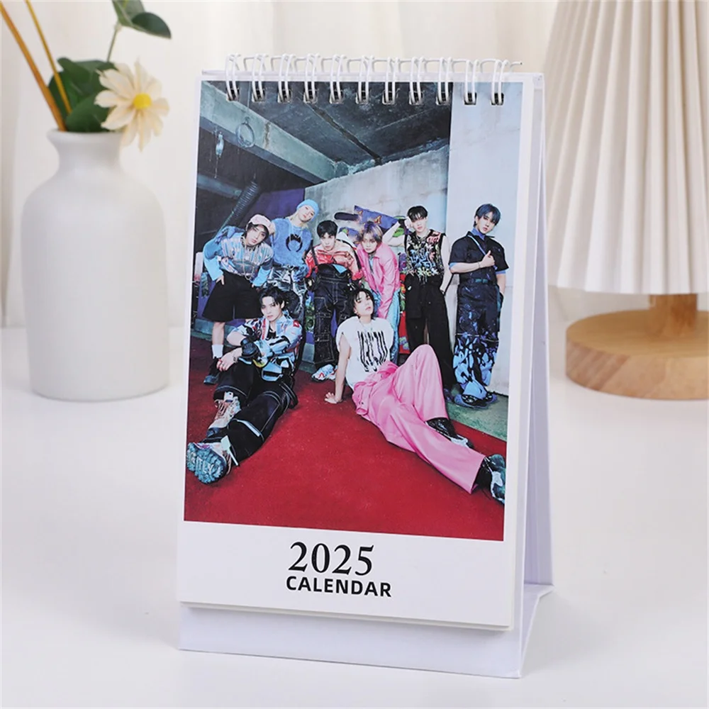 KPOP Groups 2025 Calendario (G)I-DLE ATEEZ BABYMONSTER Stampa HD Desket Decorazione Ornamenti SOOBIN YEONJUN Hyunjin Ventole Regalo