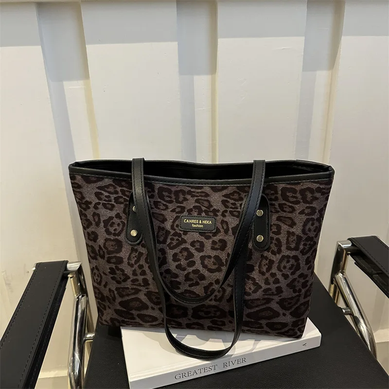 Bolso con estampado de leopardo de gran capacidad para mujer, novedad de otoño e invierno, bolso de mano Retro, bolso de hombro versátil para axila 2024