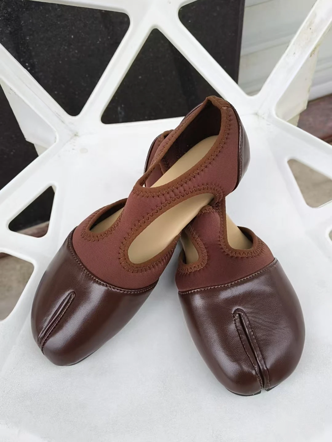 2026 Modische Damen-Markenschuhe Mary Janes Sommer Split-Toe Walking Sneakers Lässige Loafers Designer Schwarze Ballerinas Sandalen – Detail 12