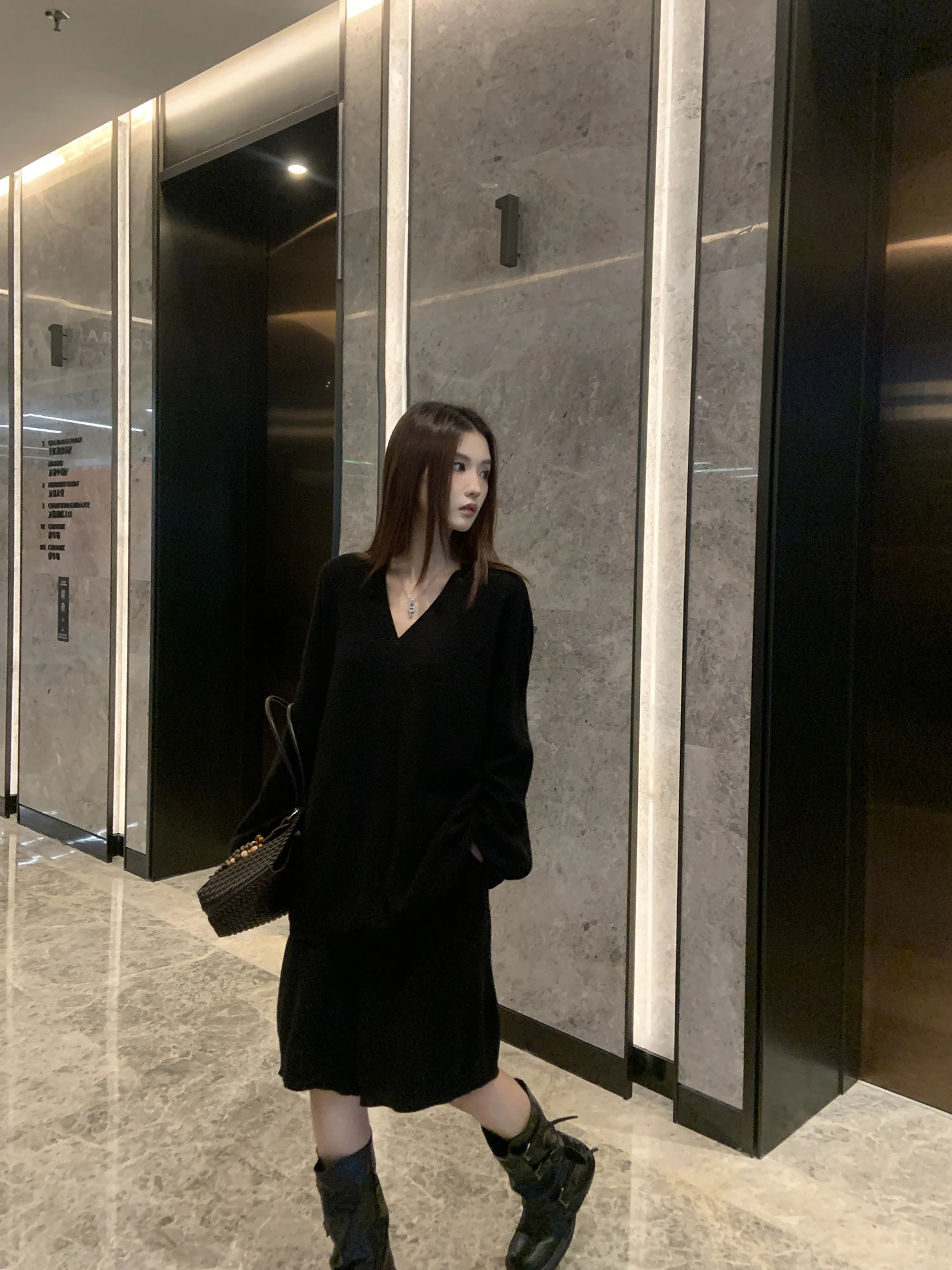 

Комплект из двух предметов: облегающий трикотажный топ и юбка с высокой талией. Женский модный осенне-зимний повседневный наряд для работы, вечеринок и свиданий.