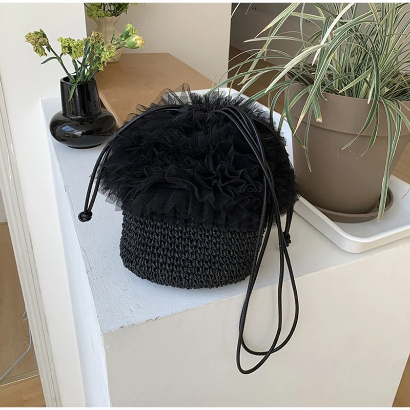 Damen-Straw-Bucket-Bag mit Mesh-Spitzenbesatz, handgefertigte Häkel-Schultertasche im Boho-Stil für den Sommer und Alltag – Detail 5