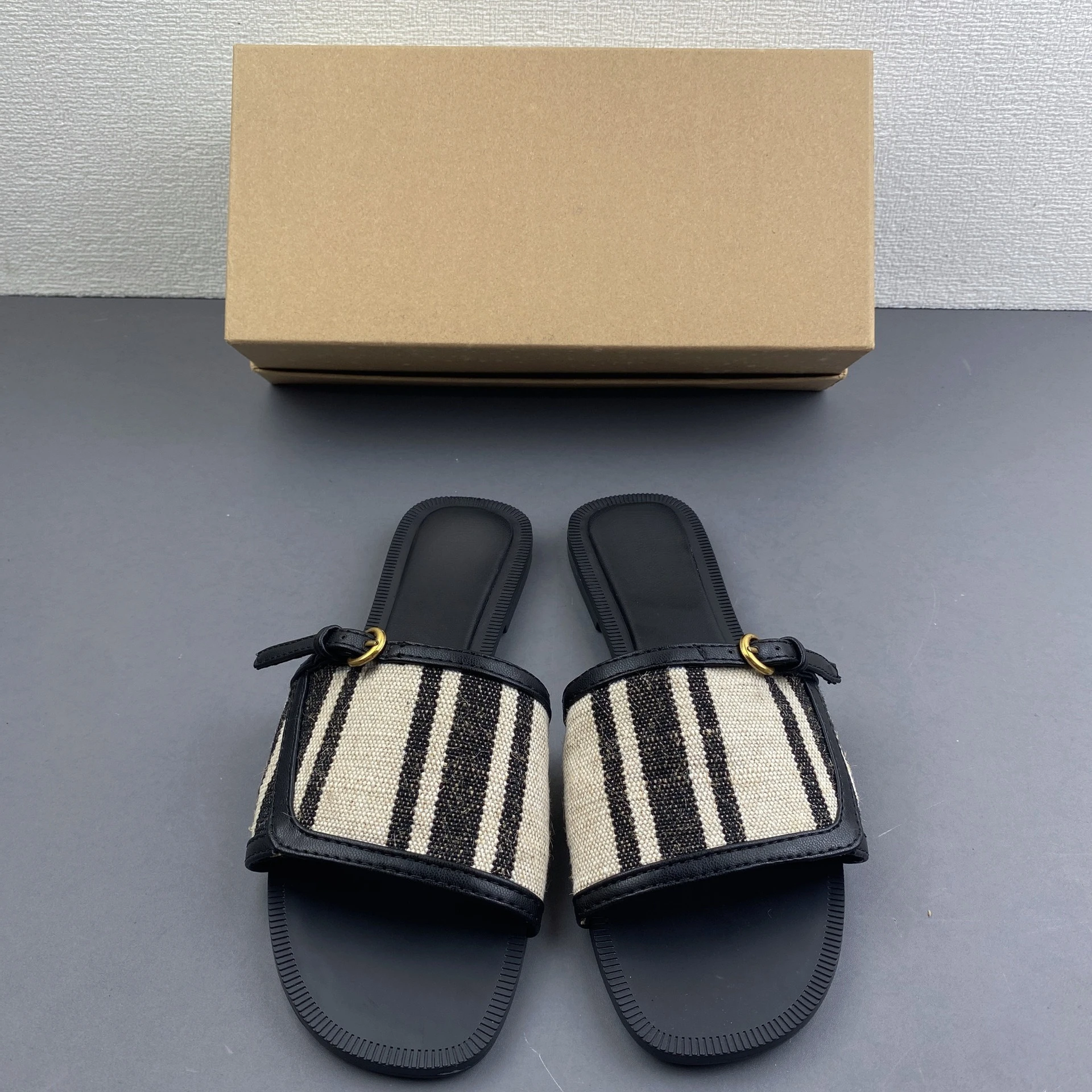 Summer new women's shoes with printed metal buckle round toe flat sandals with exposed toes and a straight heel