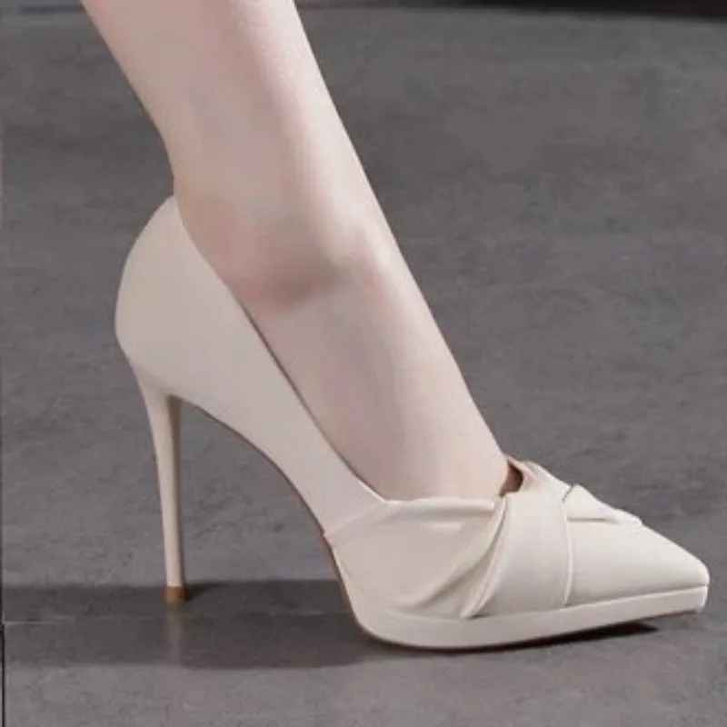 2025 Sandalias de tacón de aguja informales de diseñador para mujer, marca de lujo plisada a la moda Baotou, tacones altos para fiesta y banquete, talla 34-40