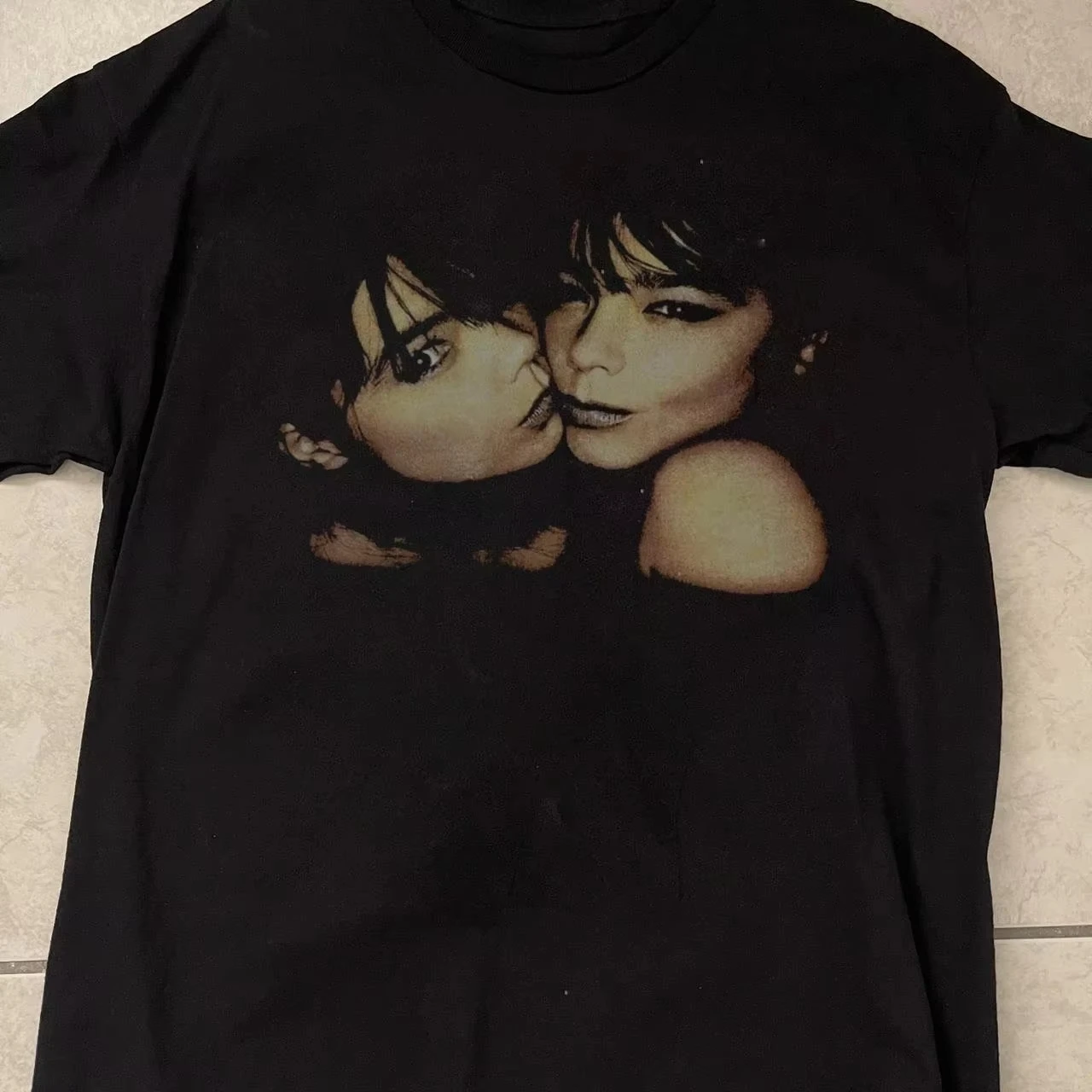 Bjork التي شيرت Bjork ريترو ستايل أسود قصير الأكمام للجنسين التي شيرت طبع Y2k القطن زوجين دراك نمط خمر الملابس