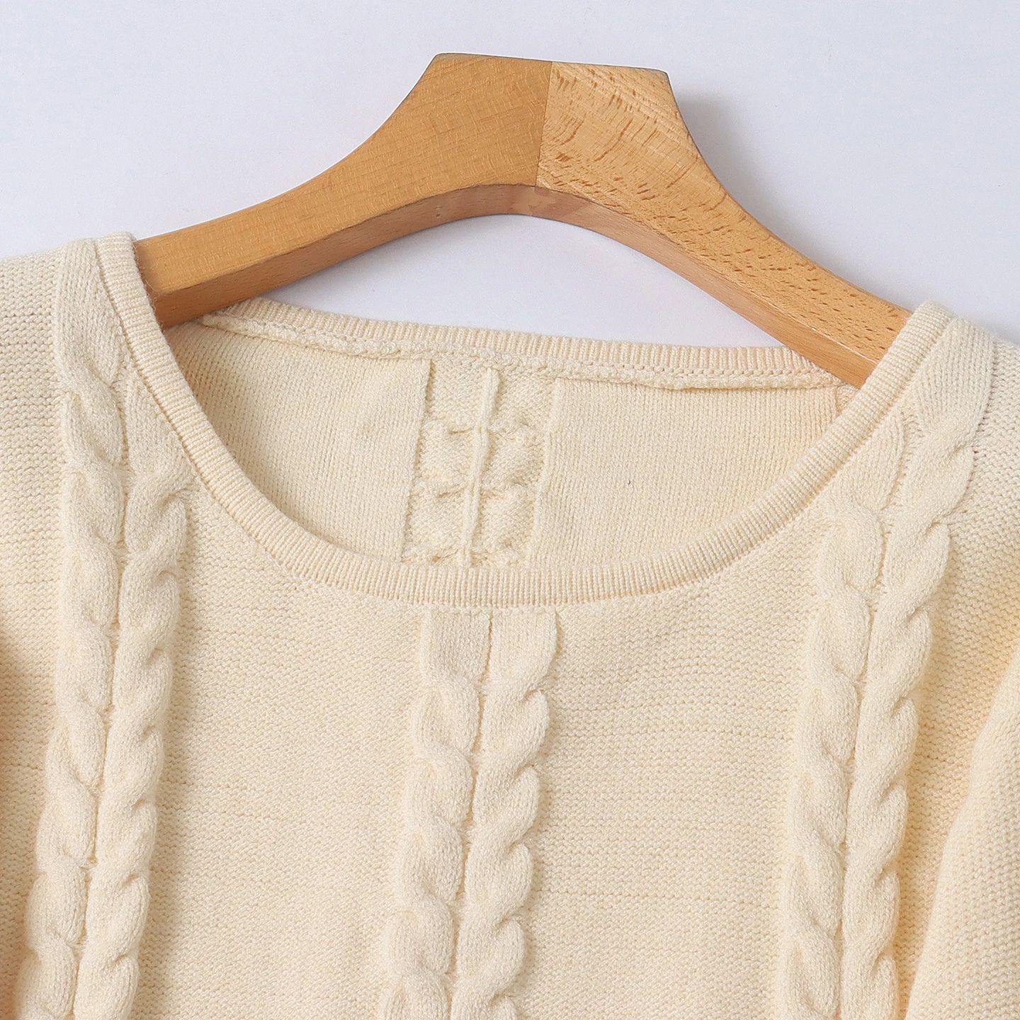 เสื้อสเวตเตอร์เนื้อนุ่ม สวมใส่สบาย ทรงหลวม คอกลม สีพื้น สำหรับฤดูใบไม้ผลิและฤดูใบไม้ร่วง รุ่นใหม่ แฟชั่นผู้หญิง ช่วยลดเลือนริ้วรอย